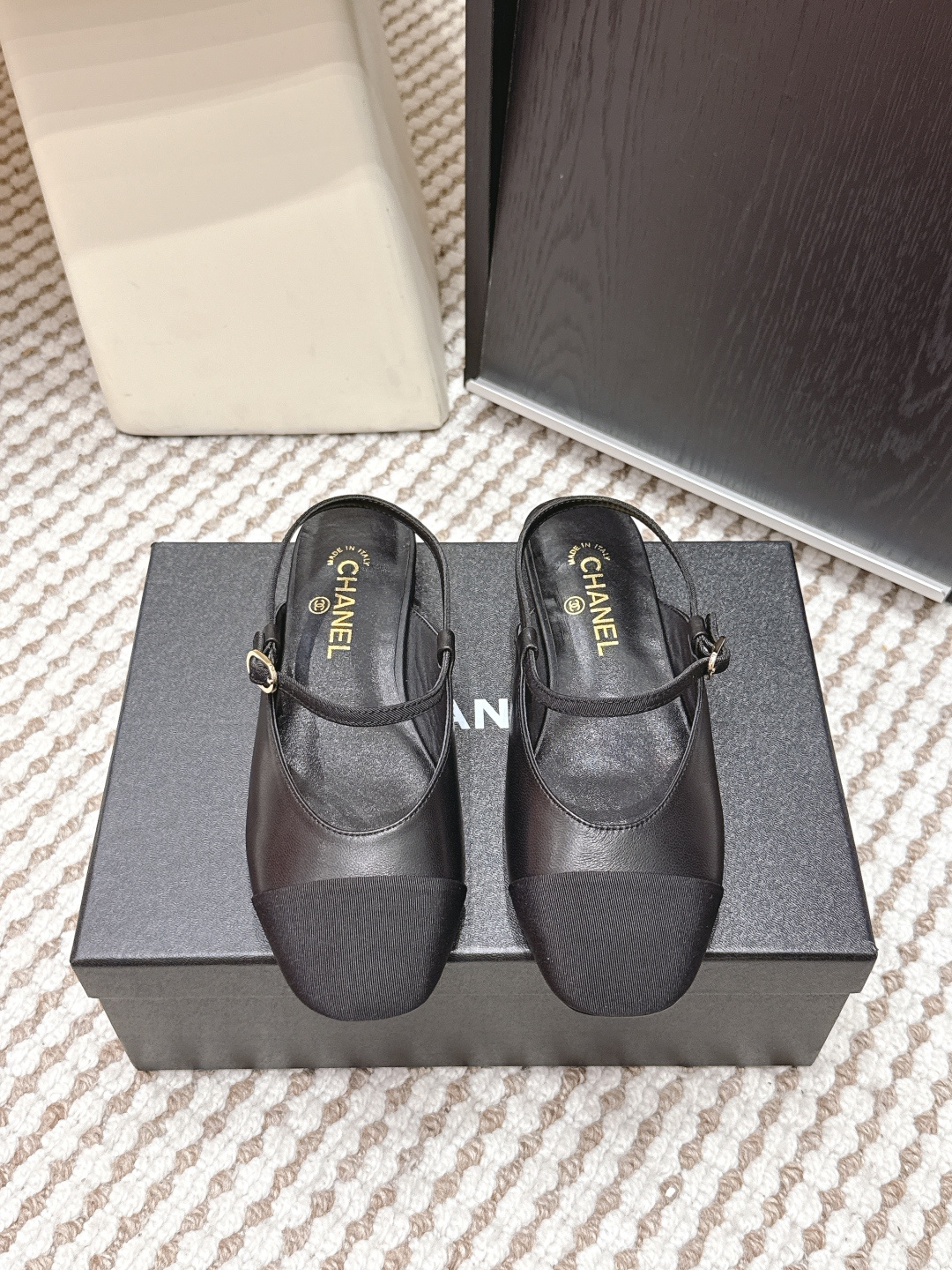 NO:668490,Purchasing agent Chanel Chanel 26C spring and summer series sandals, hollow back sandals and slippers. Square toe + black and white color matching design, elegant and modern. Genuine leather upper + thin metal buckle strap, fits the ankle and is not easy to fall off, comfortable and not tiring to wear. Italian leather outsole, both texture and wear resistance, suitable for long walks. The hollow back design is breathable, single shoes and sandals have both styles, can be easily matched with skirts and trousers, and are OK for commuting and leisure! Meet the needs of different foot types Size  35-39 (customized at 40.41), sandals, chanel, chanel, sandals, slippers, skirts, Leather soles19860909代购级 Chanel香奈儿 26C春夏系列凉拖鞋 后空凉鞋 拖鞋 方头+黑白拼色设计,优雅又现代.真皮鞋面+金属扣细带,贴合脚踝不易掉跟,穿着舒适不累脚. 意大利真皮大底,质感与耐磨兼具,适合长时间行走.后空设计透气,单鞋凉鞋风格兼具,裙装裤装都能轻松搭配,通勤休闲都OK!满足不同脚型需求 Size 35-39（40.41订做）,凉鞋,chanel,chanel,sandals,slippers,skirts,Leather soles,Women's Shoes