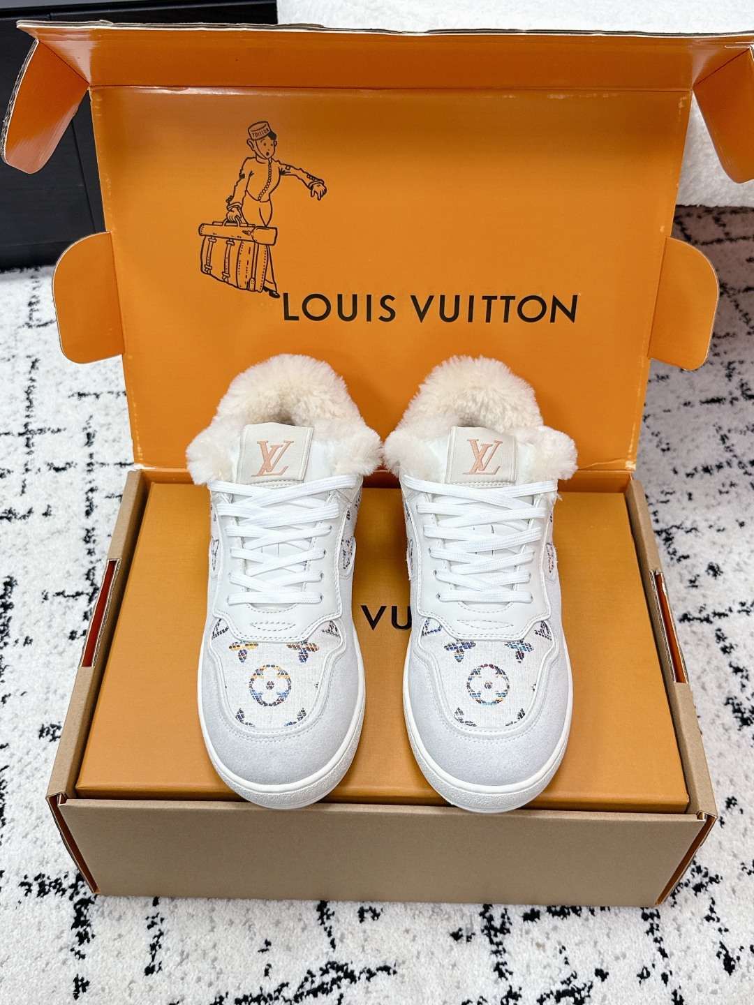 NO:669383,# purchasing agent level LOUIS VUITTON LVJia 25/ Autumn and winter SKI ski series fur integrated fur sneakers casual shoes 25 ski series fur white leather + light blue denim splicing, the classic Monogram pattern is super recognizable. Lined with soft lamb wool, comfortable and warm to wear, rubber soles with strong grip, OK for daily commuting or leisure!  The high-cut design has strong support and a perfect sense of fashion. It has denim elements and refreshing colors. It looks great with jeans or skirts and can easily enhance your look!  Fabric: Original cowhide/denim Lining: One-piece wool Sole: Original rubber sole Size: #35-41 (customized at 40.41), casual shoes/sports shoes, louis vuitton, louis vuitton, louis vuitton, sneakers, skirts, jeans, cowhide19860909#代购级 LOUIS VUITTON 驴家 25/ 秋冬 SKI滑雪系列 皮毛一体 毛里 板鞋 休闲鞋 25滑雪系列 毛里 白色皮革+浅蓝牛仔拼接,经典Monogram花纹超有辨识度.内衬柔软羊羔毛,穿着舒适又保暖,橡胶鞋底抓地力棒,日常通勤或休闲都OK！高帮设计支撑力强,时尚感满分,牛仔元素+清爽配色,搭牛仔裤或裙装都很出彩,轻松提升造型感！ 面料: 原版牛皮/牛仔布 内里: 一体羊毛 鞋底: 原版橡胶底 Size: #35-41(40.41订做）,休闲鞋/运动鞋,louis vuitton,louis vuitton,louis vuitton,sneakers,skirts,jeans,cowhide,Women's Shoes