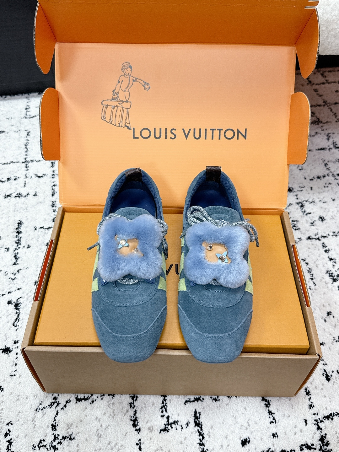 NO:669364,# Top Version LV Louis Vuitton L Family Donkey Brand 25/ Latest Sneakerina Series Couple Model Ballet Sneakers Moral Training Shoes Casual Flat Shoes Sneakers Original purchase, development and production This LV Sneakerina ballet style sneakers are made of silky suede cow leather to create smooth lines, with the light structure of ballet shoes and the comfortable texture of sneakers. The LV logo on the side and the Monogram canvas back strap are rich in details, Sacchetto  Craftsmanship and TPU outsole upgrade for a soft wearing experience. Exquisite packaging at the delivery counter. Fabric: Original custom imported first-layer cowhide. Original custom breathable mesh lining. Original molded injection molded TPU material for sole. Sole thickness 1.5CM. Size: #women's 35-42 (40.41.42 custom-made and non-returnable), casual shoes/sports shoes, louis vuitton, louis vuitton, louis vuitton, louis  vuitton,flats,sneakers,cowhide19860909#顶级版本 LV路易威登 L家 驴牌 25/ 最新Sneakerina系列 情侣款 芭蕾运动鞋 德训鞋 休闲 平底鞋 球鞋 原版购入开发 做货 这款LV Sneakerina 芭蕾风运动鞋以丝滑绒面牛皮革塑造流畅线条,兼具芭蕾舞鞋的轻盈构型和运动鞋的舒适质感.侧面 LV 标识和 Monogram 帆布后袢带丰富细节,Sacchetto 工艺和 TPU 外底升级轻柔穿着体验 配送专柜精美包装 面料:原版定制进口头层牛皮 内里原版定制透气网里 鞋底原版开模注塑TPU材质 底厚1.5CM Size:#女款35-42(40.41.42定做不退换）,休闲鞋/运动鞋,louis vuitton,louis vuitton,louis vuitton,louis vuitton,flats,sneakers,cowhide,Women's Shoes