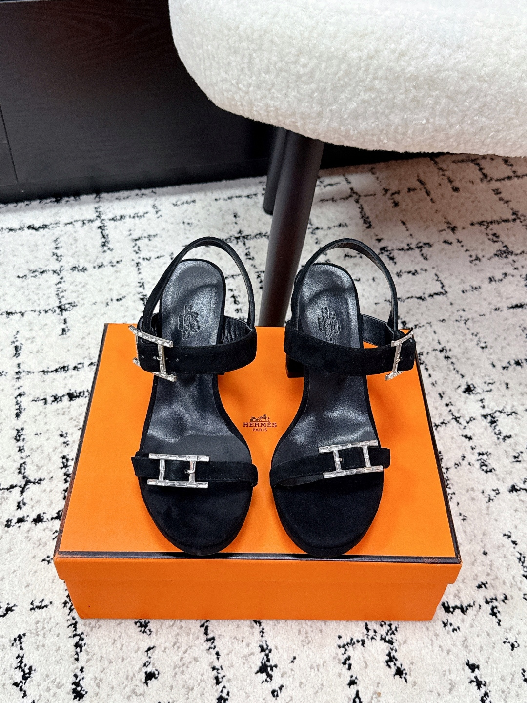 NO:669365,# purchasing agent HERMES 26/ Spring and Summer New Oran Series Round Toe Buckle Strap High Heel Sandals Hermes Oran series diamond buckle sandals, black leather + metal H buckle, simple and highly recognizable. The thick heel design can be easily used for daily commuting and formal occasions, comfortable and fashionable!  Since its launch in 1996, it is classic and versatile, with durable soles and perfect texture. It is one of Hermès's popular items and is loved by everyone ~ Fabric: Original customized cow suede/diamond buckle Lining: Comfortable sheepskin Sole: Original Italian genuine leather sole Heel height: 8.5cm Size: #35-42 (customized at 40.41.42), sandals, hermes, hermes, sandals, sheepskin19860909#代购级 HERMES爱马仕 26/ 春夏 新款Oran 系列 圆头搭扣 一字带 高跟 凉鞋 爱马仕Oran系列钻扣凉鞋,黑色皮革+金属H扣,简约又超有辨识度.粗跟设计,日常通勤、正式场合都能轻松驾驭,舒适又时髦！自1996年推出,经典百搭,鞋底耐用,质感满分,是爱马仕热门单品之一,深受大家喜爱～ 面料: 原版定制牛反绒/钻扣 内里: 舒适羊皮 鞋底: 原版意大利真皮底 跟高: 8.5cm Size: #35-42 (40.41.42订做）,凉鞋,hermes,hermes,sandals,sheepskin,Women's Shoes