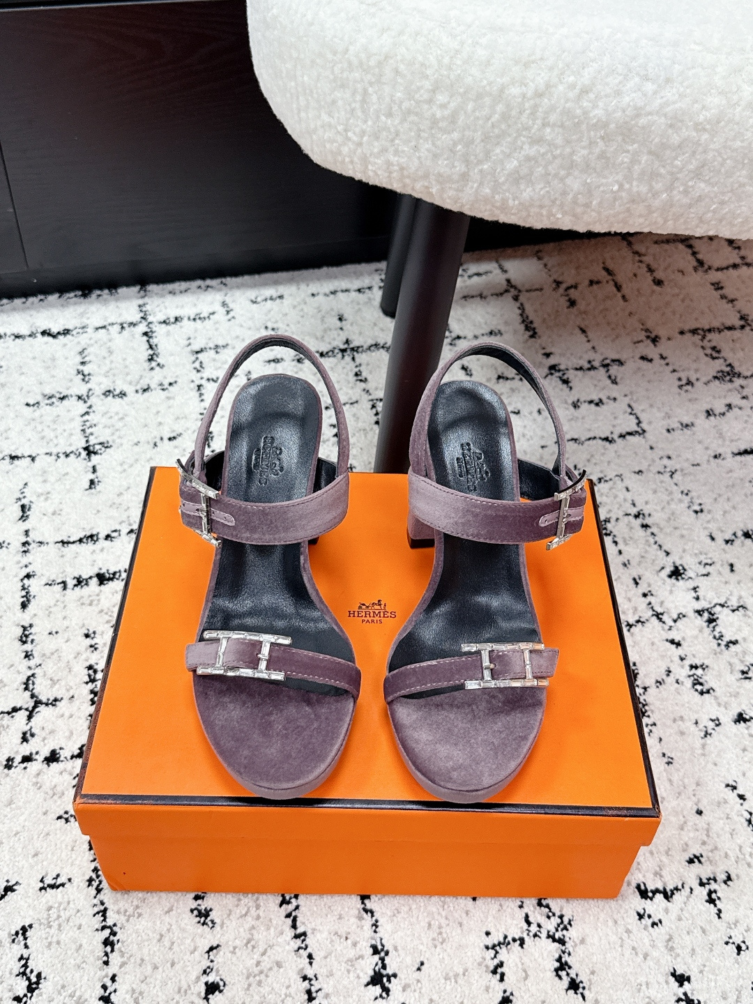 NO:669368,# purchasing agent HERMES 26/ Spring and Summer New Oran Series Round Toe Buckle Strap High Heel Sandals Hermes Oran series diamond buckle sandals, black leather + metal H buckle, simple and highly recognizable. The thick heel design can be easily used for daily commuting and formal occasions, comfortable and fashionable!  Launched in 1996, it is classic and versatile, with durable soles and perfect texture. It is one of Hermès’ popular items and is loved by everyone ~ Fabric: Original customized cow suede/velvet/diamond buckle Lining: Comfortable sheepskin Sole: Original Italian genuine leather sole Heel height: 8.5cm Size: #35-42 (custom-made at 40.41.42), sandals, hermes, hermes, sandals, sheepskin19860909#代购级 HERMES爱马仕 26/ 春夏 新款Oran 系列 圆头搭扣 一字带 高跟 凉鞋 爱马仕Oran系列钻扣凉鞋,黑色皮革+金属H扣,简约又超有辨识度.粗跟设计,日常通勤、正式场合都能轻松驾驭,舒适又时髦！自1996年推出,经典百搭,鞋底耐用,质感满分,是爱马仕热门单品之一,深受大家喜爱～ 面料: 原版定制牛反绒/天鹅绒/钻扣 内里: 舒适羊皮 鞋底: 原版意大利真皮底 跟高: 8.5cm Size: #35-42 (40.41.42订做）,凉鞋,hermes,hermes,sandals,sheepskin,Women's Shoes