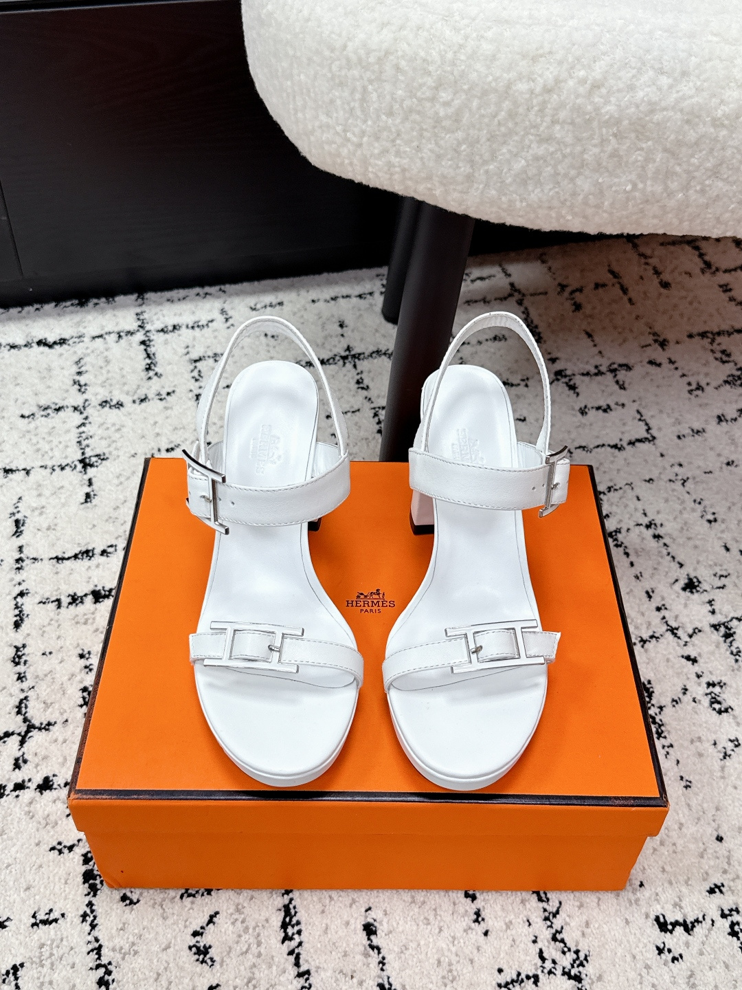 NO:669373,# purchasing agent HERMES 26/ Spring and Summer New Oran Series Round Toe Buckle Strap High Heel Sandals Hermes Oran series diamond buckle sandals, black leather + metal H buckle, simple and highly recognizable. The thick heel design can be easily used for daily commuting and formal occasions, comfortable and fashionable!  Launched in 1996, it is classic and versatile, with durable soles and perfect texture. It is one of Hermès’ popular items and is loved by everyone~ Fabric: Original customized cow suede/velvet/cowhide/diamond buckle Lining: Comfortable sheepskin Sole: Original Italian leather sole Heel height: 8.5cm Size: #35-42  (40.41.42 custom-made),sandals,hermes,hermes,sandals,cowhide,sheepskin19860909#代购级 HERMES爱马仕 26/ 春夏 新款Oran 系列 圆头搭扣 一字带 高跟 凉鞋 爱马仕Oran系列钻扣凉鞋,黑色皮革+金属H扣,简约又超有辨识度.粗跟设计,日常通勤、正式场合都能轻松驾驭,舒适又时髦！自1996年推出,经典百搭,鞋底耐用,质感满分,是爱马仕热门单品之一,深受大家喜爱～ 面料: 原版定制牛反绒/天鹅绒/牛皮/钻扣 内里: 舒适羊皮 鞋底: 原版意大利真皮底 跟高: 8.5cm Size: #35-42 (40.41.42订做）,凉鞋,hermes,hermes,sandals,cowhide,sheepskin,Women's Shoes