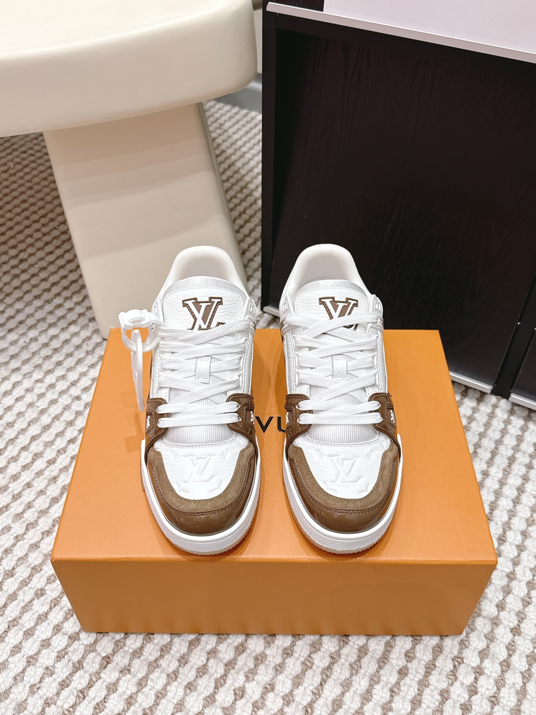 NO:669493,Couple style, 10 must-haves for men!   LV purchasing grade new colors available from stock!  The complete series of classic donkeyjia!  LVTrainer PVC sneakers, every style and color is great!  The trainer feels really good on the feet. It is full of surprises and is constantly updated in silver color. Xiaohongshu internet celebrity couples are showing off one after another!  The fabric is made of the same material as the original version and the workmanship details are exactly the same. Compare every detail of the original version one to one!  Various leather-covered TPU fabrics, ultra-complex splicing, original TPU outsole, purchasing level, not an ordinary material!  The size is 35-40 for women and 38-46 for men. The delivery counter is fully packaged at the same time!  ,casual shoes/sneakers,louis vuitton,louis vuitton,louis vuitton,sneakers19860909情侣款 男10必备！  LV代购级新色现货供应！经典驴家全系列！LVTrainer PVC 运动鞋, 每个款式配色都很赞！Trainer的脚感真的非常不错,惊喜满满银色不断更新,小红书网红情侣纷纷开秀！ 面料选用原版完全一样材质做工细节,原版一比一对比每个细节！各种皮面TPU 布 超复杂拼接 TPU原版大底,代购级别,不是普通材质哦！ 码数女35-40 男38-46 配送专柜同步全套包装！,休闲鞋/运动鞋,louis vuitton,louis vuitton,louis vuitton,sneakers,Women's Shoes