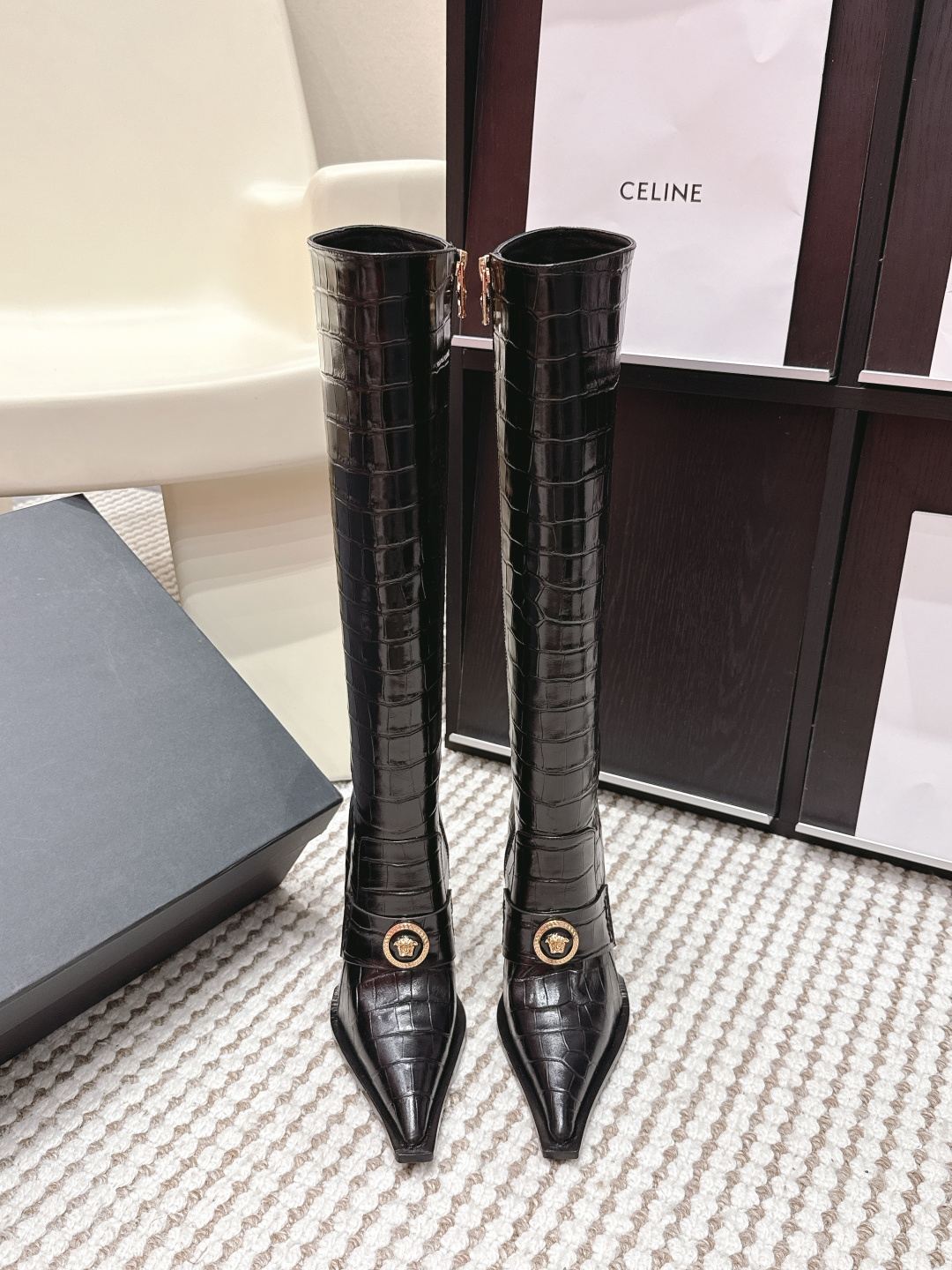 NO:669488,Purchasing-grade Versace stiletto boots!  These knee boots are made of Versace Allover stone grain cowhide with leather trim, pointed toe and stiletto heel!  Simple and capable style, iconic logo, bright colors and free outline!  Original custom-made stone grain cowhide for the upper, imported sheepskin lining and foot pads, genuine leather outsole imported from Italy, heel height 10CM, Size 35-42 (40.41.42 customized, non-returnable), boots,versace,versace,boots,cowhide,sheepskin,Leather soles19860909代购级 Versace范思哲细高跟长靴！ 此款膝靴由Versace Allover 石头纹牛皮 制成,搭配皮革装饰,配有尖头和细高跟！简约干练的版型,标识性logo 鲜艳的颜色和自由的轮廓！ 鞋面原版定制石头纹牛皮 内里、垫脚进口羊皮 鞋底意大利进口真皮大底 跟高10CM Size35-42（40.41.42定制不退换）,靴子,versace,versace,boots,cowhide,sheepskin,Leather soles,Women's Shoes