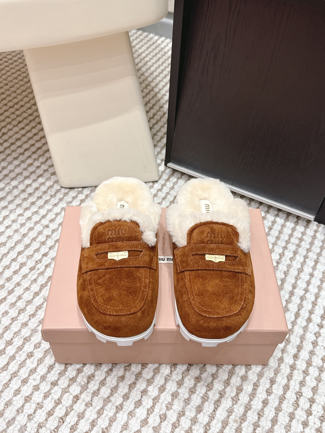 NO:669485,Purchasing-grade MiuMiu 25ss autumn and winter catwalk style, coins, furry slippers, toe-toe slippers. This timeless suede shoe is decorated with coins and embossed Miu logo, showing a unique classic style. The toe cap is decorated with leather straps and logo-engraved metal coins. The upper foot is very comfortable and super stable. The combination can be salty or sweet. ZP develops hardware and customized colors. The upper is customized with imported cow suede. The lining is imported wool.  Sole ZP molded rubber outsole Size#35-41 (40.41 custom-made and non-refundable), semi-slippers, miumiu, slippers19860909代购级 MiuMiu 25ss 秋冬走秀款 钱币 毛毛拖鞋 包头拖 这款永不过时的反绒皮 鞋饰有硬币与压花Miu徽标,彰显别具一格的经典格调 鞋头盖点缀皮革饰带与徽标雕花金属硬币 上脚非常舒服超级稳·搭配还是可咸可甜 ZP开发五金、订制颜色 鞋面定制进口牛反绒 内里进口羊毛 鞋底ZP开模橡胶大底 Size#35-41（40.41订做不退换）,半拖毛毛鞋,miumiu,slippers,Women's Shoes