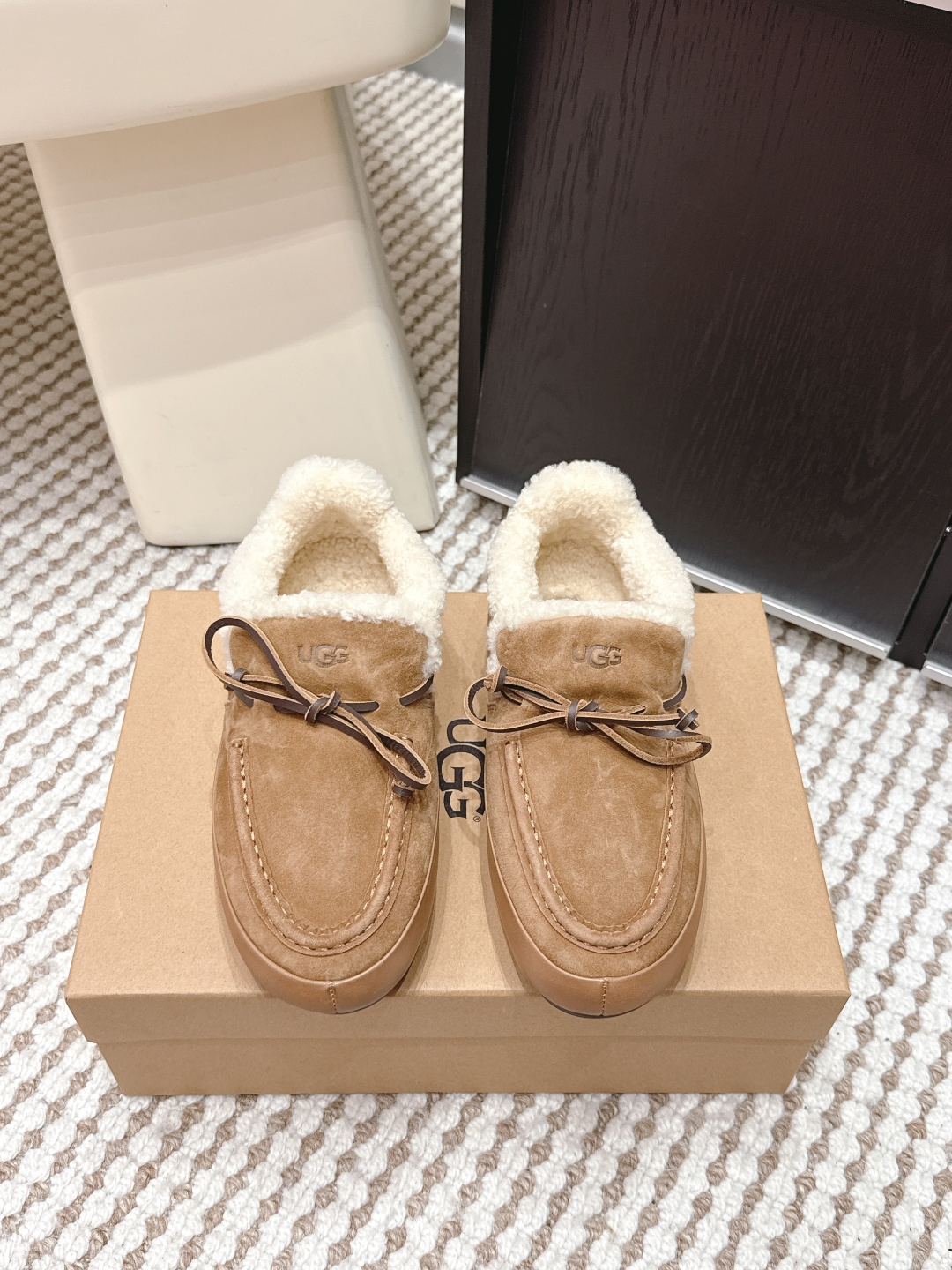 NO:669478,Purchasing-grade UGG 25ss autumn and winter fluffy Dexun stitching Forrest Gump casual shoes caught me. Who can resist the plushness in winter!  !  The soft design welds 'cuteness' and 'warmth' to the feet~ She is so cute, and she looks like a sweet girl when paired with a sweatshirt and jeans. Thick soles can also quietly increase your height!  It has a retro feel and looks great with coats and woolen skirts. The slip-on design will make lazy people ecstatic~ The moment you step into the shoes wrapped in wool, you will be warmed to your heart!  The atmosphere and practicality of autumn and winter wear are all arranged for me. Cow suede upper, imported wool lining, non-slip rubber outsole, Size 35-40 (custom-made for 40, non-returnable), loafers, hoodies, sweatshirts, skirts, jeans19860909代购级 UGG 25ss 秋冬 毛毛 德训拼接阿甘休闲鞋 把我拿捏住了 谁能拒绝冬天的毛绒绒啊！！ 软乎乎的设计 把“可爱”和“保暖”焊在脚上～ 奶fufu的,搭卫衣牛仔裤就是甜妹本妹,厚底还能悄悄增高！ 复古感拉满,配大衣、毛呢裙都很绝,一脚蹬设计懒人狂喜～ 裹着羊毛踩进鞋里的瞬间,暖到心坎里！秋冬穿搭的氛围感和实穿性,它全给我安排明白了 鞋面牛反绒 内里进口羊毛 大底防滑橡胶大底 Size35-40（40订做不退换）,乐福鞋毛毛鞋,loafers,hoodie,sweatshirts,skirts,jeans,Women's Shoes