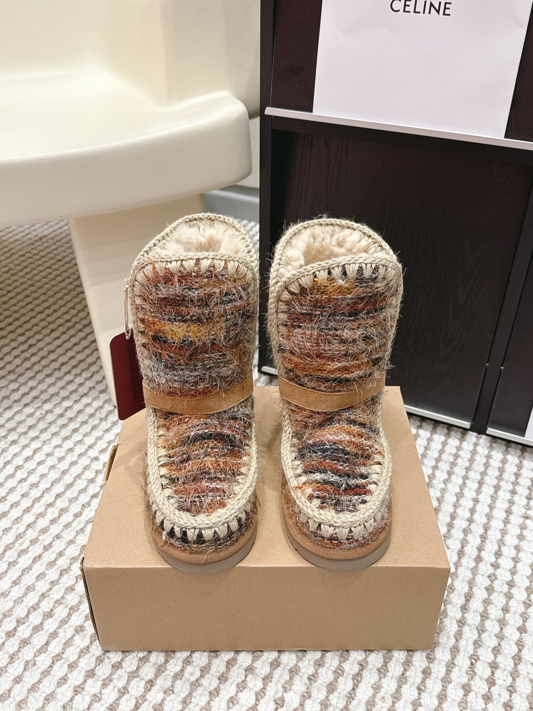 NO:669473,Purchasing agent grade mou fw25 new arrival~ mou2025 new autumn and winter snow boots, suede upper, heavy industry ethnic style hand-made edges!  The interior is made of fur, which is both functional and matching style!  Original soft rubber sole Size#35-41 (40 41 customized, non-returnable), snow boots, boots, chamois leather19860909代购级 mou fw25 new arrival～ mou2025秋冬新品雪地靴 麂皮鞋面,重工民族风手工衍边！ 皮毛一体材质内里,功能性与配搭格调兼备！原版软胶底 Size#35-41（40 41 订做不退换）,雪地靴,boots,chamois leather,Women's Shoes