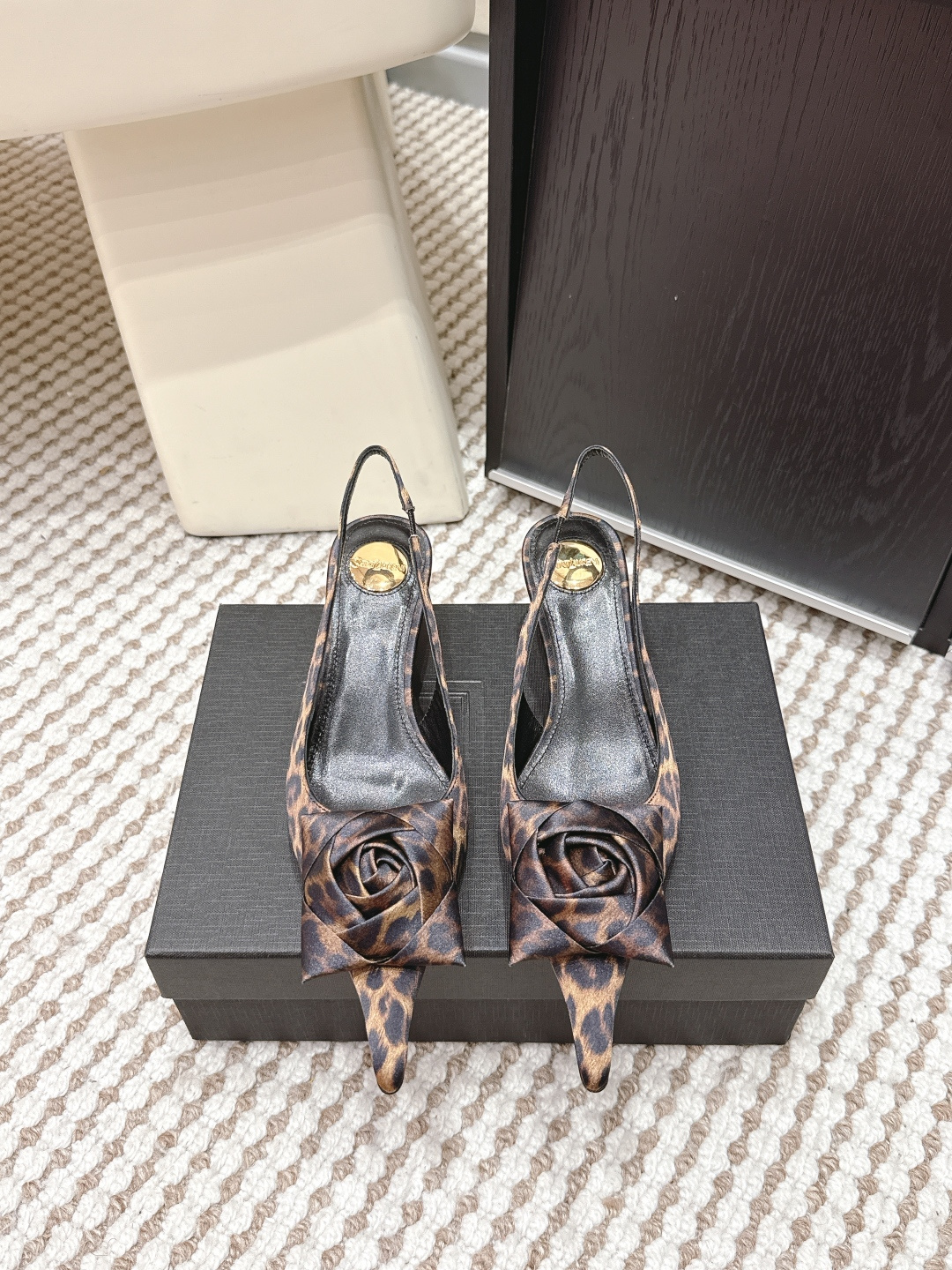 NO:669750,Purchasing agent level SAIN*T LAUREN*T Saint Laurent* Lan 2025/ Autumn and winter new high-heeled shoes series. This pair of high-heeled short boots is definitely a dark horse player. It is very good-looking and is popular among Internet celebrity bloggers. It makes the hearts of goddesses especially this square-toe series. It is simply addictive. It is super beautiful~ It is super bright in any light. It is really sparkling and attractive. The toe adopts the original one-to-one customized square toe, showing the golden classic of the Saint Laurent brand.  Heel height: 5cm Size 35-39 (40 customized without return), high heels sandals, saint laurent, saint laurent, sandals, boots, high heels19860909代购级 SAIN*T LAUREN*T圣罗*兰2025/ 秋冬新品高跟单鞋系列 这双高跟短靴绝对是黑马选手 颜值超高 网红博主火爆追捧 特让女神们心动 特别是这种方头系列 简直是中毒的节奏 超美～ 随便一个光线都超级亮眼 真是闪闪惹人爱上鞋头采用原版一比一定制方头,展现出圣罗兰品牌的金典 跟高 : 5cm Size 35-39（40定制不退货）,高跟鞋凉鞋,saint laurent,saint laurent,sandals,boots,high heels,Women's Shoes