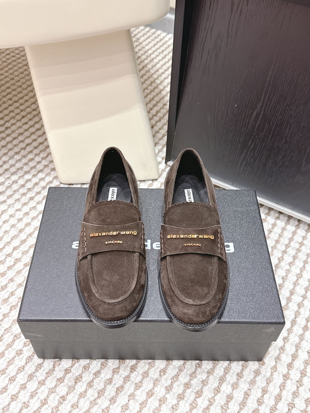 NO:669747,Purchasing agent Alexander Wang loafers. This pair of loafers from Wang is definitely a must-have for your legs. They make you look taller and slimmer. They are black and classic and versatile~~ The high-gloss leather is paired with the iconic brand metal logo, and the design makes it easy to have long legs!  Original imported suede upper, sheepskin lining, Italian genuine leather outsole Size#35-40 (40 custom made, non-returnable), loafers, alexander wang, loafers, sheepskin, chamois leather, Leather soles19860909代购级 Alexander Wang 乐福鞋 大王这双乐福鞋绝对是腿精必备神器 显高显瘦,黑色经典百搭王~~ 高光面皮搭配标志性的品牌金属徽标,设计轻松拥有大长腿！ 鞋面原版进口麂皮 羊皮内里 意大利真皮大底 Size#35-40（40订做不退换）,乐福鞋,alexander wang,loafers,sheepskin,chamois leather,Leather soles,Women's Shoes