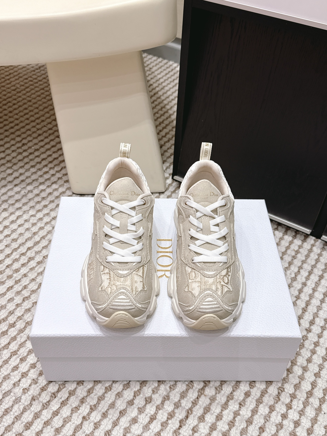 NO:669739,Purchasing agent Dior Chrono's new casual sports shoes, running shoes and dad shoes are really cool and futuristic! Really cool!  Once again interpreting Dior's concept of cool fashion, the lucky star will bless you with good luck. The new EVA sole is super light and super soft! A perfect replica of the original!  Fully matched material and mold!  !  Size 35-40 (customized for 40), dad shoes, dior, dior, sneakers19860909代购级 迪奥 Dior Chrono 新款休闲运动鞋跑鞋老爹鞋 真的酷毙了,未来感十足!真的好飒！ 再次演绎了迪奥酷时尚的理念,幸运星为你加持好运,全新的EVA鞋底超轻超软!原版完美复刻！全对版材质 模具！！ Size 35-40（40订做）,老爹鞋,dior,dior,sneakers,Women's Shoes