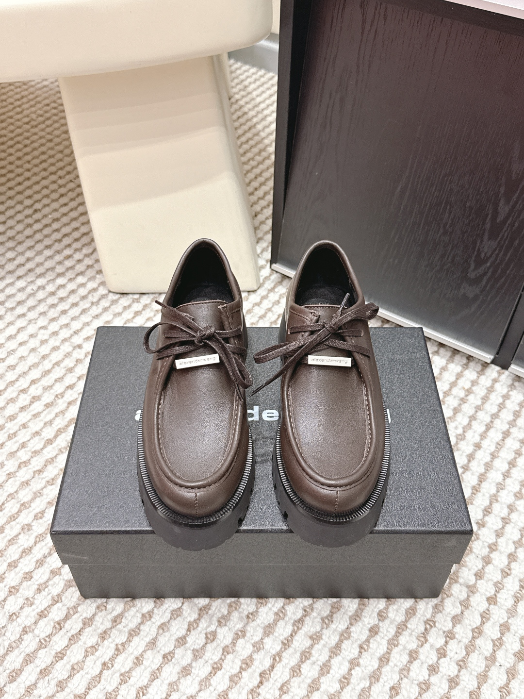 NO:669743,Purchasing agent Alexander Wang aw carter Alexander Wang platform thick-soled loafers loafers Jennie King's thick-soled loafers are amazing, the same loafers come from pressure mountain king HaileyBieber's collision shoes!  This pair of stock trading artifacts is here. Compared with the previous old model and yours, the new model looks taller and slimmer. In addition to the classic black, there is also burgundy, which are low-key and no-match colors. The bright leather leather brother is matched with the iconic brand metal logo, and the 5cm thick sole design makes it easy to have long legs!  Upper cowhide, lining sheepskin, outsole molded rubber, heel height 5cm, Size 35-40 (40 customized, non-refundable), loafers, alexander wang, cartier, loafers, cowhide, sheepskin19860909代购级 Alexander Wang aw carter亚历山大王 松糕厚底乐福鞋 乐福鞋 Jennie 大王这双厚底乐福鞋好绝,同款乐福鞋来自压力山大王 HaileyBieber撞鞋！这双炒股神器就是来袭 新款相比之前的老款和你家的显高显瘦,除了经典黑色外,还有酒红色,都是低调白搭的配色 亮皮皮哥搭配标志性的品牌金属徽标,加上5cm厚底设计轻松拥有大长腿！ 鞋面牛皮 内里羊皮 大底开模橡胶 跟高5cm Size35-40（40订做不退换）,乐福鞋,alexander wang,cartier,loafers,cowhide,sheepskin,Women's Shoes