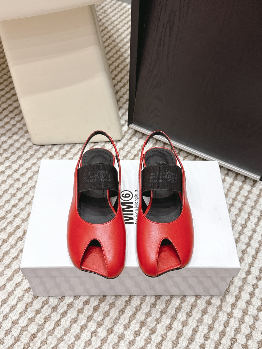 NO:669734,Purchasing agent level MM6 Maison Margiela 25/ Anatomic Split Toe Slingback Block Heel High Heels Sandals Maison Margiela's retro Mary Jane split toe shoes are made of brown leather, with a delicate and durable texture. The split toe design + heel strap is retro and fashionable, and it is stable and does not fall off the heel. The thick heel is of moderate height, comfortable for walking, and is OK for commuting and leisure!  The inner lining of the insole is soft, so you won’t feel tired even if you wear it for a long time ~ Perfect for sisters who like to wear individual styles!  Size: 35-41 (40.41 customized), sandals, tom ford, masion margiela, masion margiela, sandals, mary jane, high heels19860909代购级 MM6 Maison Margiela马吉拉 25/ Anatomic 分趾一脚蹬露跟 粗跟 高跟鞋 凉鞋 Maison Margiela这款复古玛丽珍分趾鞋,选用棕色皮革,质感细腻耐用.分趾设计+后跟绑带,复古又时髦,穿着稳固不掉跟‘.粗跟高度适中,走路舒适,通勤休闲都OK！鞋垫内衬柔软,长时间穿也不累～超适合喜欢个性穿搭的姐妹们！ Size: 35-41 (40.41定做),凉鞋,tom ford,masion margiela,masion margiela,sandals,mary jane,high heels,Women's Shoes