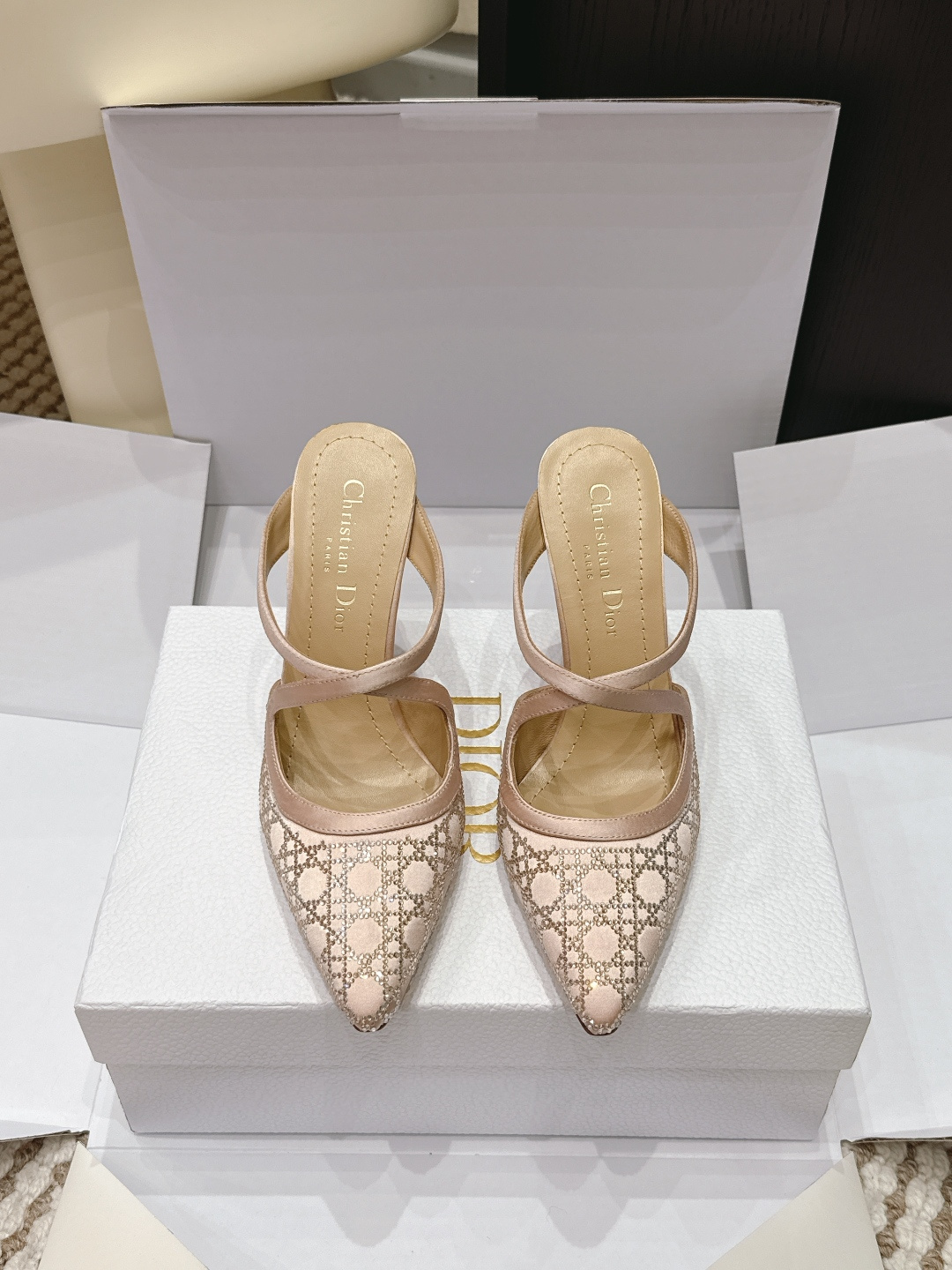 NO:669730,Purchasing agent Dior 26/ Ss early spring pointed toe cross-strap high heels and sandals are all pointed-toe styles with high-heeled designs. The shoe body is decorated with cross-thin straps. The pointed-toe lines lengthen the proportion of the legs. The strap design adds a sense of sophistication and fit. The backless Muller style is both elegant and casual.  The upper is made of lace/mesh base and decorated with hydro-hot diamonds. The different models are decorated with star-studded diamonds, rhombus diamond patterns and other crafts. The black model has contrasting satin straps, while the nude/light gold model uses straps of the same color, which is full of luster and sophistication. Heel height 10cm Size: #35-42 (customized at 40.41.42), half-slip high heels, dior, dior, high heels, slippers19860909代购级 Dior 迪奥 26/ Ss 早春 尖头交叉绑带 高跟鞋 凉拖鞋 均为尖头版型,搭配高跟设计,鞋身有交叉细绑带装饰,尖头线条拉长腿部比例,绑带设计增添精致感与贴合度,露后跟的穆勒款式兼具优雅与随性. 鞋面采用蕾丝/网纱基底搭配水烫钻装饰,不同款分别为星点钻饰、菱格钻纹等工艺,黑色款撞色缎面绑带,裸色/浅金款则用同色系绑带,光泽感与精致度拉满. 跟高 10cm Size : #35-42码（40.41.42订做）,半拖高跟鞋,dior,dior,high heels,slippers,Women's Shoes