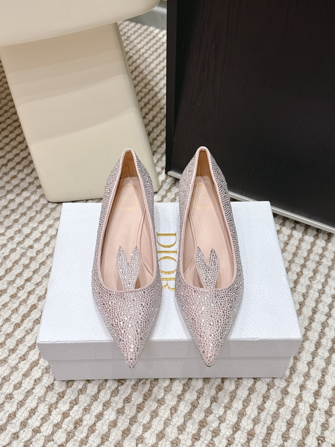 NO:669727,Purchasing agent Dior Dior 26/Ss early spring catwalk new style rabbit ears, rhinestones, high heels, single shoes. The much-anticipated Dior 2026 spring and summer series was released in Paris yesterday. Jonathan Anderson presented a wonderful show with strong personal characteristics and an eclectic mix of classic elements from all periods of the brand.  Let’s take a look at the footwear section first. In addition to the fish-mouthed shoes decorated with bows that were exposed earlier, there are also pointy-toed shoes decorated with bunny ears, which are very smart and cute!  Sole: Genuine leather outsole Size: #35-41 (customized at 40.41), high-heeled shoes, dior, dior, high heels, Leather soles19860909代购级 Dior迪奥 26/ Ss 早春 走秀新款 兔耳 水钻 高跟鞋 单鞋 备受瞩目的 Dior 2026春夏系列昨日在巴黎发布,Jonathan Anderson 呈现一场极具个人特色、同时又兼收并蓄品牌各个时期经典元素的精彩大秀. 先来看看鞋履部分.除了早先曝光的蝴蝶结装饰鱼嘴鞋外,更多出现的是点缀了兔子耳朵一般的尖头鞋,很灵动可爱！ 鞋底: 真皮大底 Size: #35-41 (40.41订做）,高跟鞋单鞋,dior,dior,high heels,Leather soles,Women's Shoes