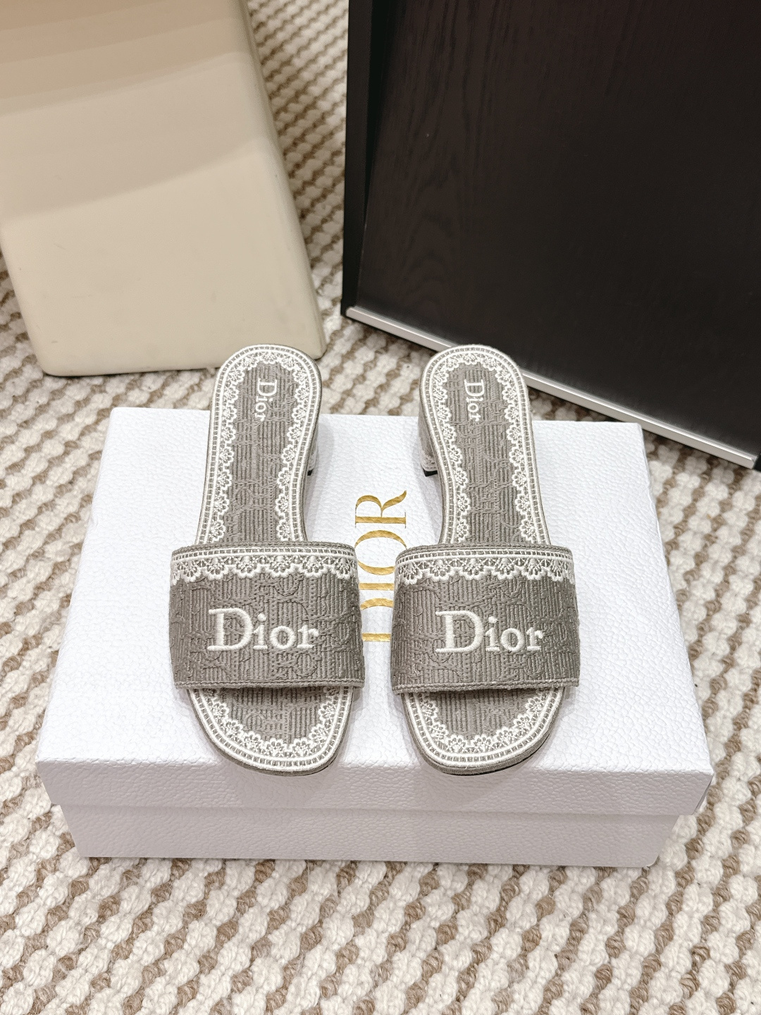 NO:669723,Purchasing agent Dior 26/ss early spring lace embroidery slippers Dior 2026 spring and summer series slippers, denim blue Oblique embossed + white lace embroidery, exquisite and elegant. The wide upper design, the Dior logo is very recognizable, the thick heel structure is comfortable and easy to walk, and can be easily controlled in daily life or vacation. Oblique embossing is a classic element of Dior, paired with lace embroidery, full of French romantic atmosphere!  The soles are lightweight and not tiring when worn for a long time. They are practical and fashionable. They are a must-have item for spring and summer ~ Fabric: lace embroidery Sole: Genuine leather sole Size: #35-41 (40.41 custom-made), slippers, dior, dior, slippers19860909代购级 Dior 迪奥 26/ss 早春 蕾丝刺绣 拖鞋 Dior 2026春夏系列拖鞋,牛仔蓝Oblique压纹+白色蕾丝刺绣,精致优雅.鞋面宽版设计,Dior标志超有辨识度,粗跟结构舒适好走,日常或度假都能轻松驾驭.Oblique压纹是Dior经典元素,搭配蕾丝刺绣,法式浪漫氛围感拉满！鞋底轻便,长时间穿也不累,实用又时髦,是春夏必入单品～ 面料: 蕾丝刺绣 鞋底: 真皮底 Size: #35-41 (40.41订做）,拖鞋,dior,dior,slippers,Women's Shoes