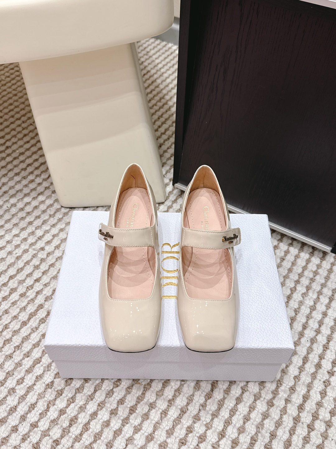 NO:669721,Purchasing agent DIOR Dior 26/ss early spring vacation series square toe Velcro thick heel Mary Jane shoes 26C early spring vacation series Mary Jane shoes, patent leather material, full of gloss, square toe design retro and fashionable. The thick heel is about 3-4cm, very comfortable for daily commuting or walking for a long time. The upper has 'Christian  Dior' logo, full of brand sense. The shallow mouth design modifies the foot shape and lengthens the leg line. It can be easily matched with skirts and trousers. It is elegant and practical. It is a must-have versatile item in spring and summer!  Sole: Genuine leather outsole Size: #35-41 (customized at 40.41), high-heeled shoes, dior, dior, mary jane, high heels, skirts, Leather soles19860909代购级 DIOR迪奥 26/ss 早春度假系列 方头魔术贴 粗跟 玛丽珍鞋 26C早春度假系列玛丽珍鞋,漆皮材质,光泽感满满,方头设计复古又时髦.粗跟约3-4cm,日常通勤或长时间走路都很舒适心.鞋面有“Christian Dior”标志,品牌感十足.浅口设计修饰脚型,拉长腿部线条,裙装裤装都能轻松搭配,优雅实用,是春夏必入的百搭单品！ 鞋底: 真皮大底 Size: #35-41 (40.41订做）,高跟鞋单鞋,dior,dior,mary jane,high heels,skirts,Leather soles,Women's Shoes