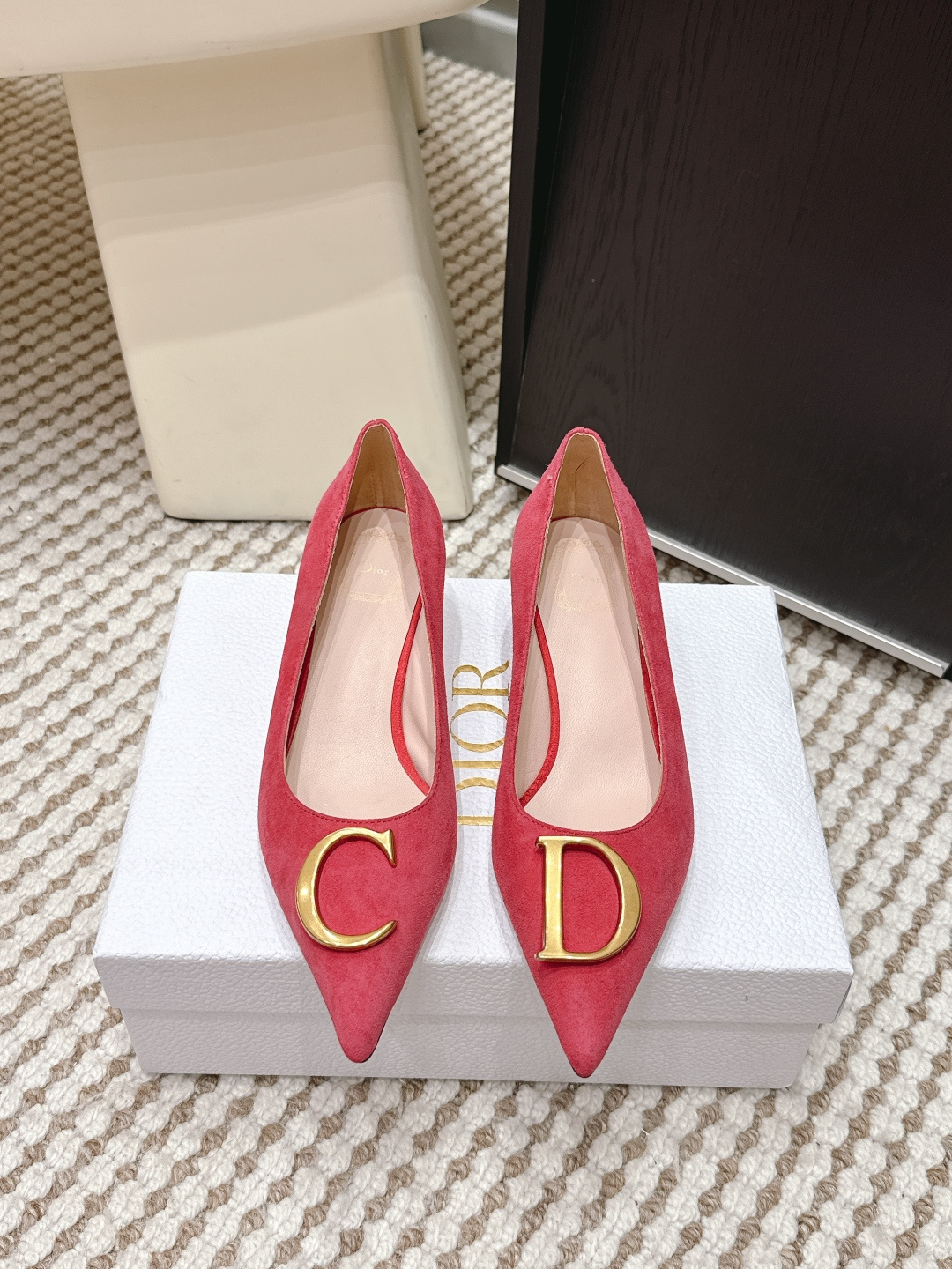 NO:669717,Purchasing agent Dior Dior 26/ss spring and summer catwalk new CD metal buckle high heels Dior 2026 spring and summer series high heels, by Jonathan  Anderson design, black pointed toe + gold CD metal buckle, elegant and modern. Stiletto heel about 8-10cm, modifying the leg shape, elongating the proportion, suitable for formal occasions such as the workplace and banquets. The upper is made of high-quality leather, soft to the touch and comfortable to wear. The CD metal buckle is a classic symbol of Dior, highlighting the brand's history and innovation. The overall design combines classicity and playfulness, and is a symbol of modern femininity and confidence. Fabric: Original cowhide/cow suede Lining: Sheepskin Sole: Italian genuine leather sole  Heel height: 3.5 Size: #35-41 (customized at 40.41), high heels, dior, dior, high heels, cowhide, sheepskin19860909代购级 Dior 迪奥 26/ ss 春夏 走秀新款 CD金属扣 高跟鞋 Dior 2026春夏系列高跟鞋,由Jonathan Anderson设计,黑色尖头+金色CD金属扣,优雅又有现代感.细高跟约8-10cm,修饰腿型,拉长比例,适合职场、宴会等正式场合.鞋面优质皮革,触感柔软,穿着舒适.CD金属扣是Dior经典标志,彰显品牌历史与创新.整体设计融合经典与玩味,是现代女性气质与自信的象征. 面料: 原版牛皮/牛反绒 内里: 羊皮 鞋底: 意大利真皮底 跟高: 3.5 Size: #35-41(40.41订做）,高跟鞋单鞋,dior,dior,high heels,cowhide,sheepskin,Women's Shoes