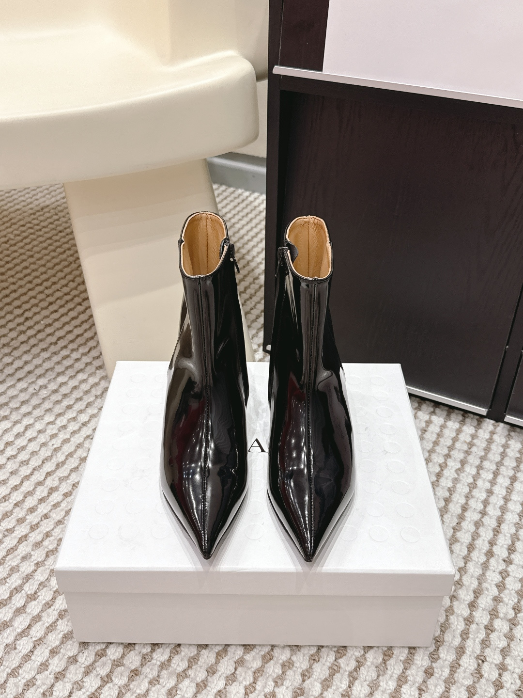 NO:669724,Purchasing-grade HIDEM* new product Pointed-toe boots | Weld cool and high-end to the legs. Patent leather texture hits the avant-garde square toe. This pair of boots directly rewrites the fashion rules for autumn and winter. Neat zipper + personalized shoe shape. The black is pure and bright and eye-catching. Every step releases the high-end aura of 'keep away from strangers'. HIDEMI's design ingenuity allows you to easily capture the niche coolness. From now on, your outfit will no longer be mediocre. Imported upper. Yangjing/cow leather.  Imported sheepskin lining ZP molded outsole Size 35-39 (set at 40.41), boots, boots, cowhide, sheepskin, sheep19860909代购级 HIDEM* 新品 尖头靴｜把酷飒高级焊在腿上 当漆皮质感撞上先锋方头 这双靴直接改写秋冬时髦规则 利落拉链+个性鞋型 黑得纯粹又亮得吸睛 每一步都在释放“生人勿近”的高级气场 HIDEMI的设计巧思 让你轻松拿捏小众酷感 从此穿搭不再平庸 鞋面进口.羊京/牛皮. 内里进口羊皮 ZP开模大底 Size 35-39（40.41定）,靴子,boots,cowhide,sheepskin,sheep,Women's Shoes