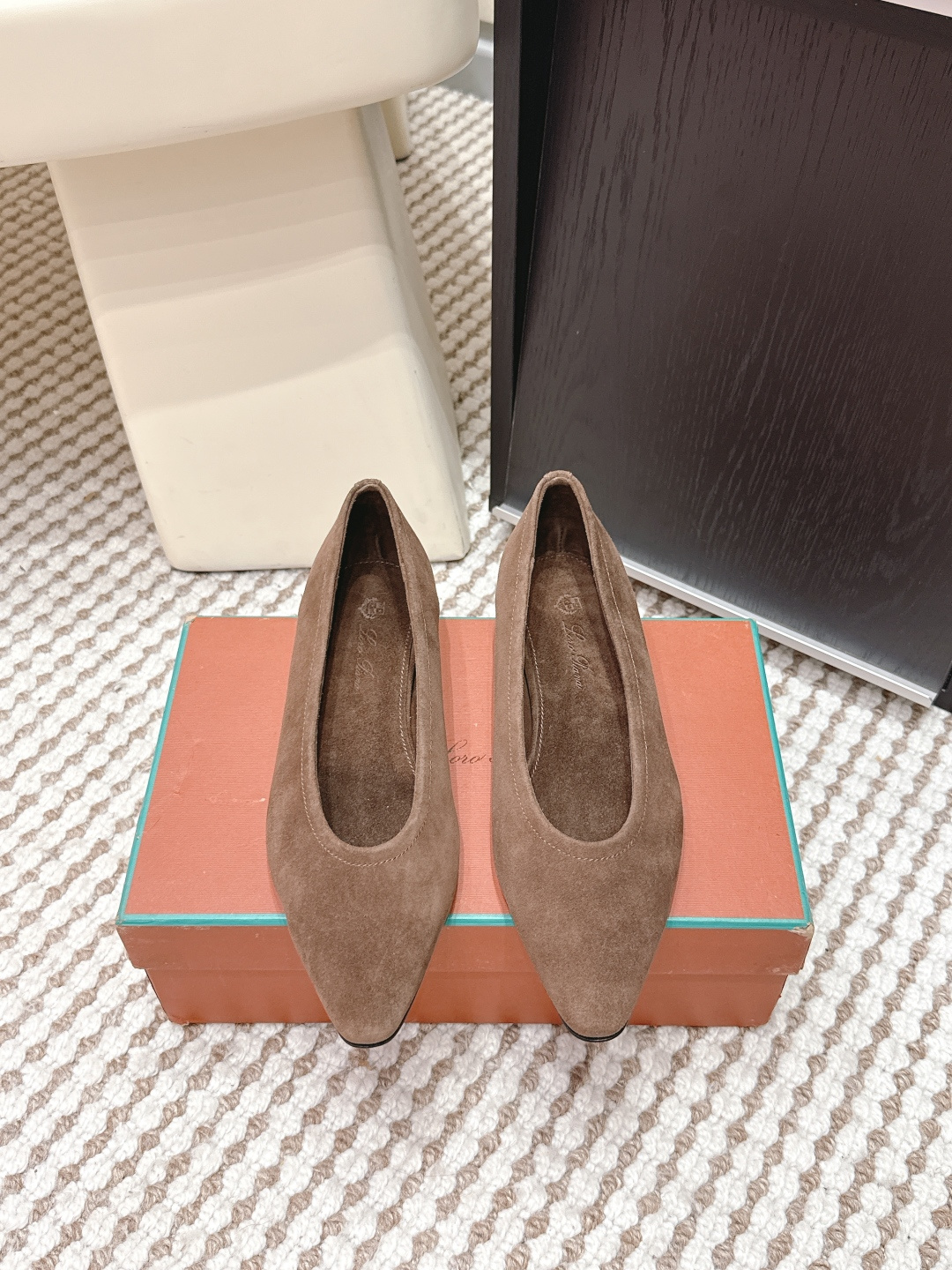 NO:669714,Loro Piana LP 56s spring and summer new Primula ballet flats, suede old money style retro shoes. These sophisticated ballet flats are the epitome of sophisticated urban style. The semi-Sacchetto construction provides excellent flexibility and comfort in the forefoot, while the suede sheepskin upper is very soft. Wear these versatile ballet flats with office attire or stylish weekend looks, suitable for day or night. Sole  Italian leather outsole Size 35-39 (40.41 custom-made, non-returnable), single shoes, loro piana, loro piana, sheepskin, chamois leather, Leather soles19860909代购级 Loro Piana 诺悠翩雅 LP 56s春夏新款 Primula 平底芭蕾舞鞋麂皮老钱风复古单鞋 这款精致的平底芭蕾舞鞋是精致都市风格的缩影.半Sacchetto结构设计,在脚前部提供出色的灵活性和舒适性,而绒面羊皮革鞋面非常柔软. 穿上这款百搭的平底芭蕾舞鞋,搭配办公室着装或时尚周末造型,白天夜晚皆相宜. 鞋底 意大利真皮大底 Size 35-39（40.41定做不退换）,单鞋,loro piana,loro piana,sheepskin,chamois leather,Leather soles,Women's Shoes