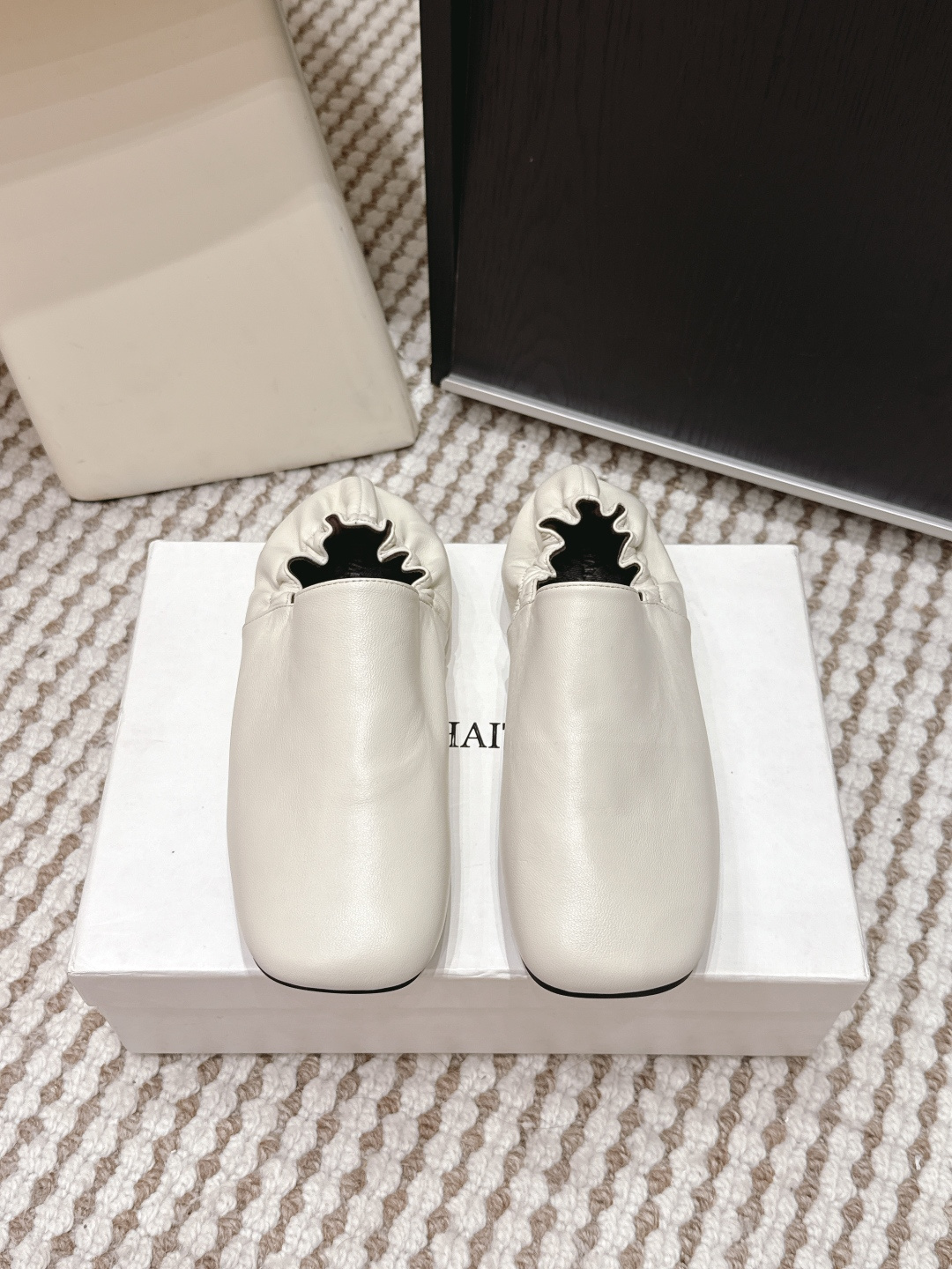 NO:669709,Purchasing agent Khaite 2026 Spring and Summer New Simple Back Elastic Flat Mary Jane Shoes Grandma Shoes One-Slip Loafers The minimalist and avant-garde design has made Khaite famous in the fashion industry in recent years. In just a few years, it has become one of the most popular clothing brands. It is simple and everyday, yet feminine and sensual, and many Old Celin*, fashion celebrities and independent women are obsessed with it!  Intellectual elegance!  Sole Italian leather outsole Size 35-39 (40.41 custom-made and non-returnable), loafers, celine, loafers, mary jane, Leather soles19860909代购级 Khaite 2026春夏新款简易后松紧平底玛丽珍单鞋奶奶鞋一脚蹬乐福鞋 极简前卫的设计,让Khaite近年响亮时尚界.短短几年间已经成为最受欢迎的服装品牌之一. 它简约日常,又不失女性化与感性,让很多Old Celin*、时尚名人和独立女性为它痴迷！知性优雅！ 鞋底 意大利真皮大底 Size 35-39（40.41定做不退换）,乐福鞋,celine,loafers,mary jane,Leather soles,Women's Shoes