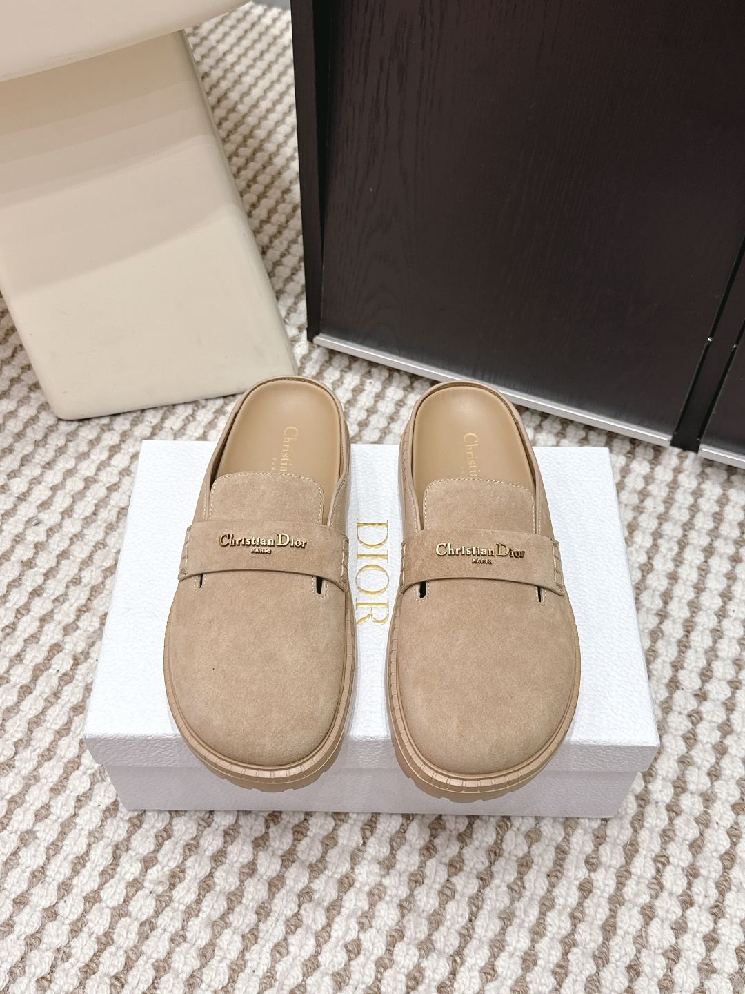 NO:680936,Purchasing-grade Dior Dior 25 autumn and winter new style Birkenstock slippers and half slippers, classic, high-end, elegant, gentle and casual ~ Super invincible, good-looking and comfortable on the feet, showing temperament. Fabric imported suede, soft and comfortable, sheepskin lining, original ip foam sole, ultra-light outsole Size35-41 (40 customized, non-returnable), half slippers, dior, dior, slippers, sheepskin, chamois leather19860909代购级 Dior 迪奥 25秋冬新款 勃肯拖鞋半拖 经典高级优雅温柔随心所欲 ～ 上脚超级无敌好看舒服 彰显气质 面料进口麂皮 柔软舒适 内里羊皮 鞋底原版ip发泡超轻大底 Size35-41（40订做不退换）,半拖,dior,dior,slippers,sheepskin,chamois leather,Women's Shoes