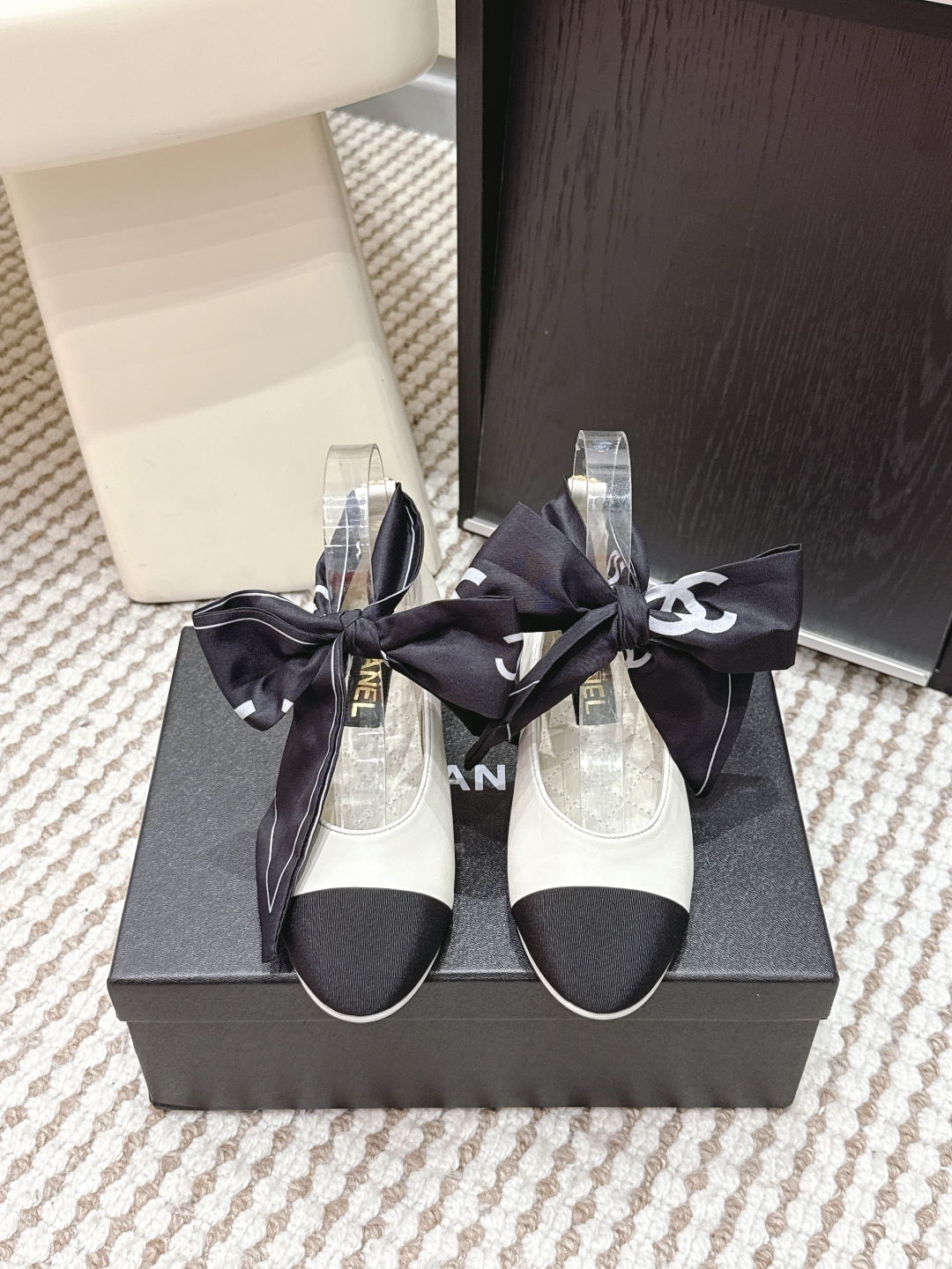 NO:680930,Purchasing-grade chanel 2026 latest SS popular bow flat Mary Jane shoes counter [authentic grade] version!  !  Black lambskin is a great tool for slimming down your legs. It looks amazing on your feet!  Very good-looking. Recommended by many celebrities and major bloggers. Italian genuine leather outsole. Imported sheepskin for foot pads. Size#35-39 (40 orders made, non-refundable), single shoes, chanel, mary jane, sheepskin, Leather soles19860909代购级 chanel 2026最新款ss爆款蝴蝶结 平底 玛丽珍 单鞋 专柜【正品级】版本！！ 黑色小羊皮 瘦腿神器,上脚很是惊艳的！ 巨好看.众多明星、各大博主推荐 大底意大利真皮大底 垫脚进口羊皮 Size#35-39（40订做不退换),单鞋,chanel,mary jane,sheepskin,Leather soles,Women's Shoes