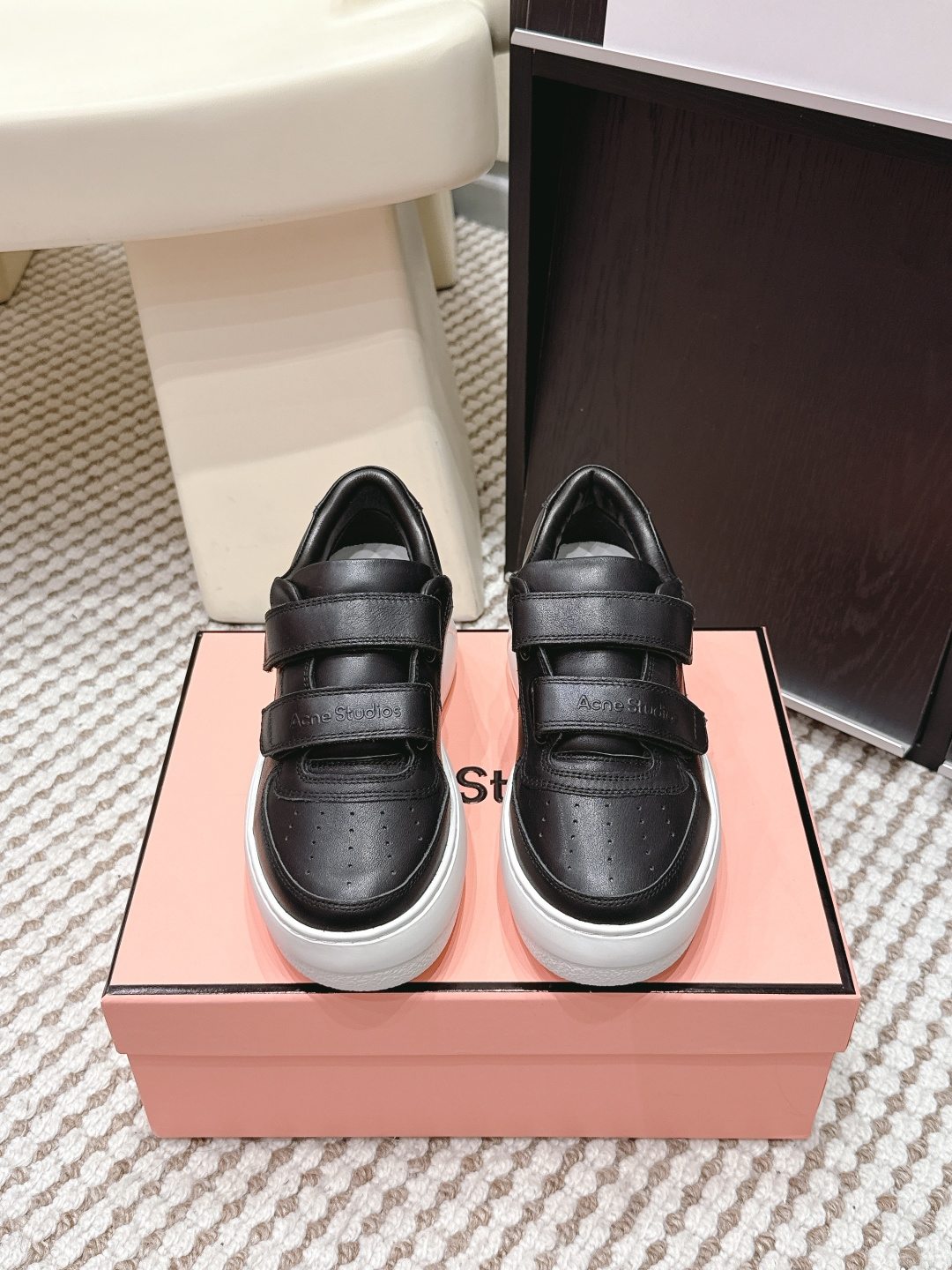 NO:680919,Purchasing agent Acne Studios 25ss latest thick-soled casual Velcro smiley white shoes are great products from the channel!  Wan goods are rare and good goods!   The most popular item is undoubtedly white shoes, which can be matched with N types of styles. Whether you want to dress up as a handsome cowboy or an elegant OL, they can meet your requirements. In recent years, Acne Studios has become extremely popular. Whether it is scarves or sweatshirts, they are all sold out in minutes. I don’t know if too many people are obsessed with the beauty of Acne ~ the most popular true love for ten thousand years!  This white shoe can be regarded as the most beautiful among minimalist shoes. The Velcro style white shoe is the same as Tong Liya’s. The 4cm style is perfect for girls who are too lazy to tie their shoelaces. Italian imported calfskin Acne classic smiling white shoes. The leather is delicate and shiny. The elasticity and softness are quite good. The cost is much higher than ordinary cowhide!  Original foam outsole (very light) with good cushioning and not easy to tire your feet when walking, original box packaging, Size#35-40 (custom-made for 40, non-returnable), casual shoes/sports shoes,acne studios,dior,sneakers,hoodie,sweatshirts,cowhide19860909代购级 Acne Studios 25ss 最新厚底休闲魔术贴笑脸小白鞋渠道牛货！莞货 难得一见的好货！  最受欢迎的单品当属小白鞋,可以搭配出N种风格,无论你想扮成帅气的牛仔还是优雅的OL,它都能满足你的要求. 这几年Acne Studios的火爆程度也是可见不一般,围巾也好,卫衣也罢,都是分分钟卖到断货的节奏 不知道是不是太多人都着迷于Acne的美～最火 万年真爱！这款小白鞋也算是极简主义鞋子中的姣姣者了 魔术贴款佟丽娅同款小白鞋 4cm这款式 太适合懒的系鞋带的小姐姐  意大利进口小牛皮 Acne经典笑脸小白鞋 皮质细腻有光泽 弹性和柔软度都相当好,成本比普通牛皮高出许多！ 原版发泡大底（非常轻便）走路缓冲性很好不容易累脚,原盒包装, Size#35-40（40订做不退换）,休闲鞋/运动鞋,acne studios,dior,sneakers,hoodie,sweatshirts,cowhide,Women's Shoes