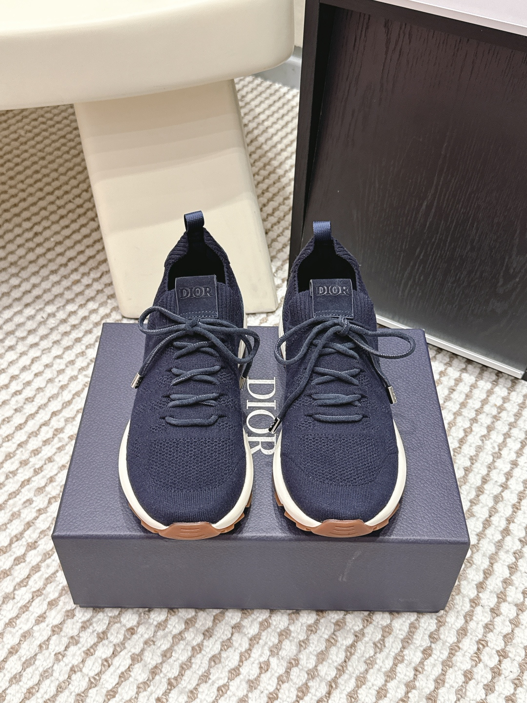 NO:680926,Purchasing-grade Dior Dior B80 2026s new sports shoes are Dior men's series, focusing on comfort and fashion. The upper is made of breathable mesh + fabric splicing, which is light and fits the foot shape, and is super comfortable for daily wear. The sole is made of rubber, with excellent grip and wear resistance, suitable for commuting or light exercise. The overall is simple, the gray tone is versatile, and the laces are adjustable, making it more stable to wear. By Kim  Jones design, both practical and trendy, is one of the new popular items in early spring ①. size 39-44 (customized for 45), casual shoes/sports shoes, dior, dior, sneakers19860909代购级 Dior迪奥B80 2026s 新款 运动鞋是迪奥男士系列 主打舒适与时尚,鞋面采用透气网布+织物拼接,轻盈又贴合脚型,日常穿着超舒适. 鞋底橡胶材质,抓地力和耐磨性都很棒,适合通勤或轻运动.整体简约,灰色调百搭,鞋带可调节,穿着更稳固.由Kim Jones设计,兼具实用与潮流,是早春新款热门单品之一①. size39-44（45定做）,休闲鞋/运动鞋,dior,dior,sneakers,Women's Shoes