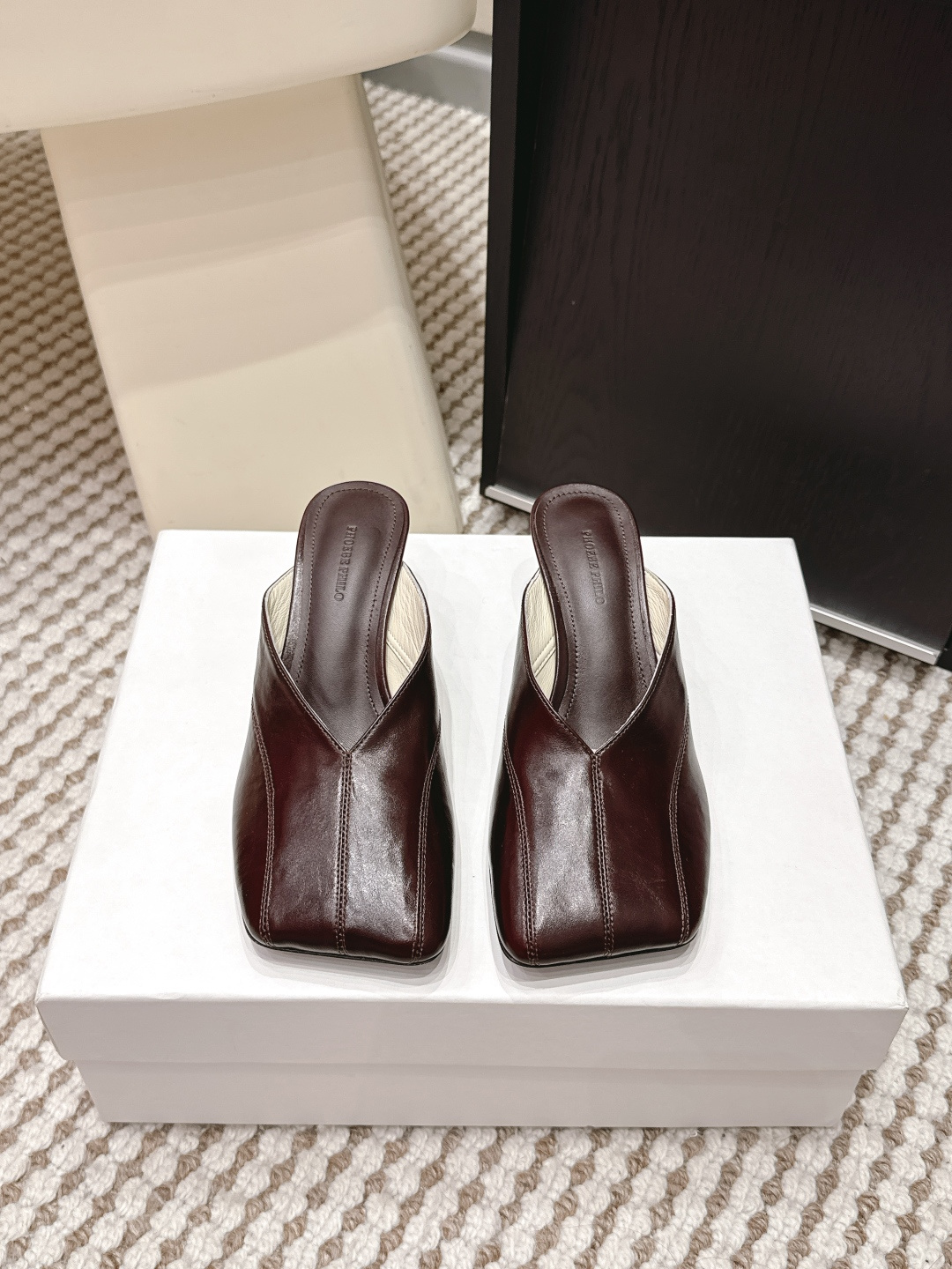 NO:680902,Purchasing-grade Phoebe Philo 2026 early spring oxblood square toe half slippers are made of high-quality leather, with fine texture and durability. The square toe + V-shaped design is elegant and casual, and the thick heel is of moderate height, comfortable and easy to walk. The half-drag style is easy to put on and take off, and is OK for commuting and leisure! The oxblood color is retro and versatile, and can be easily worn with skirts and jeans, easily improving the texture of the outfit. It is one of Phoebe Philo's iconic items Size Size  35-40 (40 non-refundable for custom orders), semi-trailers, slippers, skirts, jeans19860909代购级 Phoebe Philo 2026 早春 牛血色方头半拖鞋 在选用优质皮革,质感细腻耐用.方头+V形设计,优雅又随性,粗跟高度适中,舒适好走. 半拖款式方便穿脱,通勤休闲都OK!牛血色复古百搭,裙装牛仔裤都能轻松驾驭,轻松提升穿搭质感,是Phoebe Philo标志性单品之一 Size 35-40（40订做不退换）,半拖,slippers,skirts,jeans,Women's Shoes