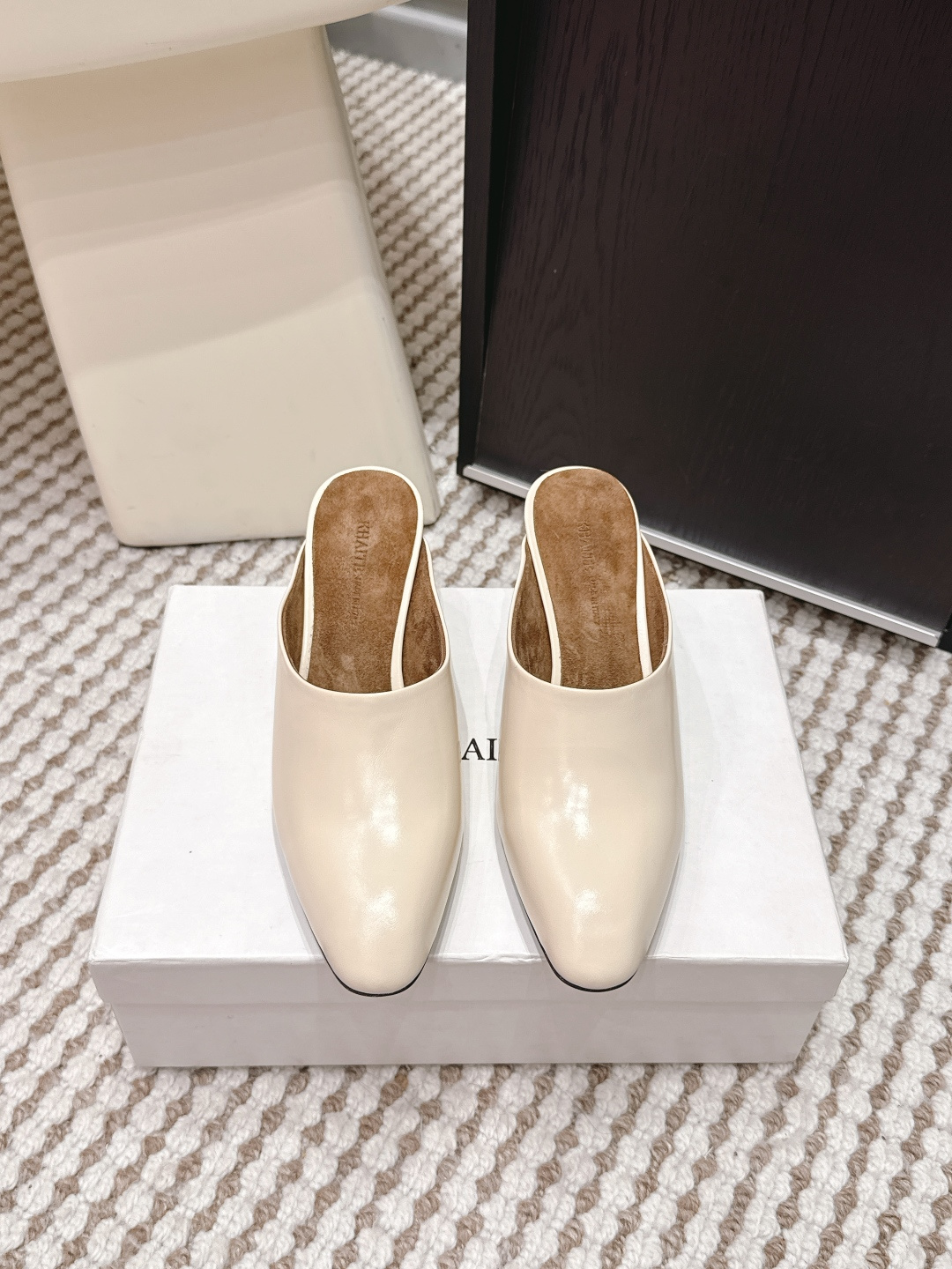 NO:680911,Purchasing agent Khati*26 early spring style retro pointed toe thick heel mules, slippers and single shoes. It adopts the shape of pointed toe mules and half-mug design without heel, which is easy to put on and take off. The low heel structure takes into account both fashion and comfort. The upper is made of imported cowhide, and the lining and insole are made of sheepskin, which is soft and skin-friendly;  It adopts a minimalist and high-end style, without complicated decorations. The colors are classic black, off-white, and burgundy. It is highly versatile and can be adapted to various wearing scenarios such as leisure and commuting. Upper cowhide leather lining Yangjing outsole Genuine leather outsole Heel height 5cm Size 35-40 (40 size customization is non-refundable), semi-trailers, slippers, cowhide, sheepskin, sheep, Leather soles19860909代购级 Khati*26早春款复古 尖头 粗跟穆勒鞋 拖鞋 单鞋 采用尖头包头穆勒拖造型,无后跟的半拖设计,穿脱便捷；低跟结构,兼顾时尚与舒适度.鞋面为进口牛皮,内里和鞋垫用羊皮,触感柔软亲肤； 走极简高级风,无复杂装饰,配色为经典的黑色、米白色、酒红色,百搭性强,可适配休闲、通勤等多种穿搭场景. 鞋面牛皮 内里羊京 大底真皮大底 跟高5cm size35-40码（40码定制不退换）,半拖,slippers,cowhide,sheepskin,sheep,Leather soles,Women's Shoes