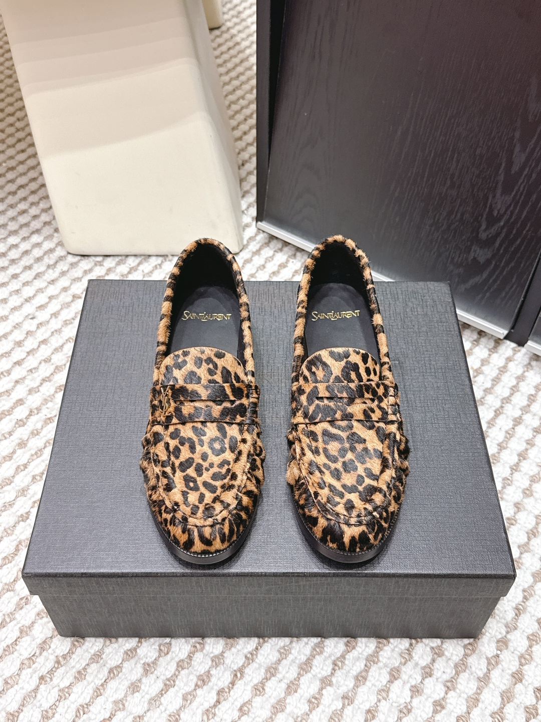 NO:680886,Purchasing-grade Yves Saint Laurent 25ss new YSL small logo loafers. The iconic small logo is the soul of this pair of shoes. It is presented on the shoe body in a low-key and exquisite manner. Unlike the big and flamboyant logo, it is quiet but eye-catching. It outlines YSL's unique fashion DNA with simple lines and inadvertently reveals the brand's profound heritage. The classic almond-shaped design of the toe cleverly modifies the foot shape and visually lengthens the foot line.  It shows elegance and elegance. Whether it is paired with simple wide-leg pants or a playful short skirt, it can be easily controlled to show the charm of different styles and become the finishing touch of the look. The fabric is made of original customized leather and the inner foot pads are all sheepskin. The soles are genuine leather outsole imported from Italy size 35-39 (customized 40/41), loafers half slippers, saint laurent, saint laurent, loafers, skirts, sheepskin, Leather soles19860909代购级 Yves Saint Laurent 25ss新品YSL小logo乐福鞋 标志性的小logo是这双鞋的灵魂所在,以低调而精致的姿态呈现于鞋身之上.不同于张扬的大标识 它安静却醒目,用简洁线条勾勒出YSL独有的时尚DNA,在不经意间透露出品牌的深厚底蕴. 鞋头的经典杏仁形设计 巧妙修饰脚型,在视觉上拉长足部线条 彰显优雅与秀气 .无论是搭配简约阔腿裤 还是俏皮小短裙,都能轻松驾驭 展现不同风格魅力 成为造型中的点睛之笔. 面料采用原版定制皮料 内里垫脚均为羊皮 鞋底意大利进口真皮大底 size35-39（40/41定制）,乐福鞋半拖,saint laurent,saint laurent,loafers,skirts,sheepskin,Leather soles,Women's Shoes
