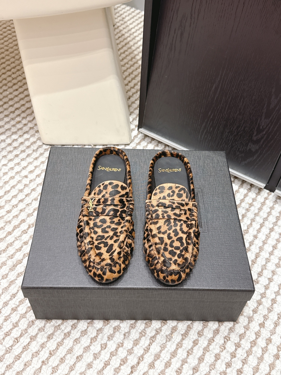 NO:680894,Purchasing agent Yves Saint Laurent 25ss new YSL small logo half slippers. The iconic small logo is the soul of this pair of shoes. It is presented on the shoe body in a low-key and exquisite manner. Unlike the big and flamboyant logo, it is quiet but eye-catching. It outlines YSL's unique fashion DNA with simple lines and inadvertently reveals the brand's profound heritage. The classic almond-shaped design of the toe cleverly modifies the foot shape and visually lengthens the foot line.  It shows elegance and elegance. Whether it is paired with simple wide-leg pants or a playful short skirt, it can be easily controlled to show the charm of different styles and become the finishing touch of the look. The fabric is made of original customized leather and the inner foot pads are all sheepskin. The soles are genuine leather outsole imported from Italy size 35-39 (customized 40/41), loafers half-slippers, saint laurent, saint laurent, loafers, slippers, skirts, sheepskin, Leather  soles19860909代购级 Yves Saint Laurent 25ss新品YSL小logo 半拖鞋 标志性的小logo是这双鞋的灵魂所在,以低调而精致的姿态呈现于鞋身之上.不同于张扬的大标识 它安静却醒目,用简洁线条勾勒出YSL独有的时尚DNA,在不经意间透露出品牌的深厚底蕴. 鞋头的经典杏仁形设计 巧妙修饰脚型,在视觉上拉长足部线条 彰显优雅与秀气 .无论是搭配简约阔腿裤 还是俏皮小短裙,都能轻松驾驭 展现不同风格魅力 成为造型中的点睛之笔. 面料采用原版定制皮料 内里垫脚均为羊皮 鞋底意大利进口真皮大底 size35-39（40/41定制）,乐福鞋半拖,saint laurent,saint laurent,loafers,slippers,skirts,sheepskin,Leather soles,Women's Shoes
