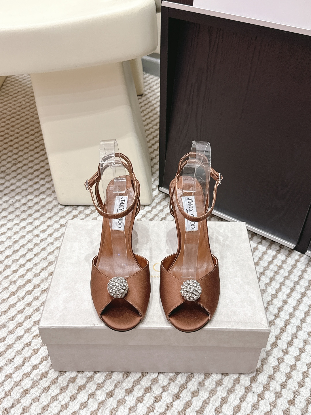 NO:680876,Purchasing agent Jimmy Choo 26 early spring ball crystal high heels sandals Jimmy Choo's black crystal high heels are made of first-layer cowhide, with round crystals on the upper, exquisite and elegant. The stiletto heel design modifies the leg shape while taking into account comfort. The open-toe style is super breathable for spring and summer, and can be easily used for commuting, dating, and formal occasions. Jimmy Choo is famous for its high-end design and comfortable foot feel. This pair of shoes is a fashionable item that combines temperament and practicality. The heel height is 6.5 8.5 10cm Size 34-42 (34.40.41.42 non-refundable), high heels and sandals, jimmy choo, sandals, high heels, cowhide19860909代购级 JimmyChoo周仰杰 26早春 球球 水晶高跟鞋 凉鞋 Jimmy Choo这款黑色水晶高跟鞋,采用头层牛皮,鞋面点缀圆形水晶,精致又优雅.细跟设计,修饰腿型同时兼顾舒适. 露趾款式,春夏穿超透气,通勤,约会,正式场合都能轻松驾驭.Jimmy Choo以高端设计和舒适脚感著称,这双鞋是气质与实用兼具的时尚单品 跟高6.5 8.5 10cm Size 34-42（34.40.41.42不退换）,高跟鞋凉鞋,jimmy choo,sandals,high heels,cowhide,Women's Shoes