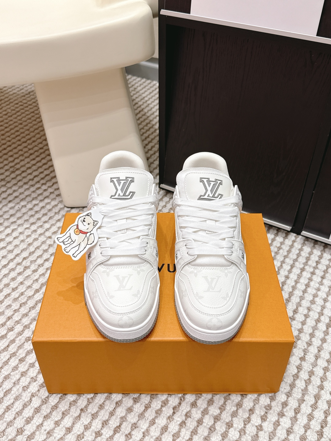 NO:680922,Couple style, 10 must-haves for men!   LV purchasing grade new colors available from stock!  The complete series of classic donkeyjia!  LVTrainer PVC sneakers, every style and color is great!  The trainer feels really good on the feet. It is full of surprises and is constantly updated in silver color. Xiaohongshu internet celebrity couples are showing off one after another!  The fabric is made of the same material as the original version and the workmanship details are exactly the same. Compare every detail of the original version one to one!  Various leather-covered TPU fabrics, ultra-complex splicing, original TPU outsole, purchasing level, not an ordinary material!  The size is 35-40 for women and 38-46 for men. The delivery counter is fully packaged at the same time!  ,casual shoes/sneakers,louis vuitton,louis vuitton,louis vuitton,sneakers19860909情侣款 男10必备！  LV代购级新色现货供应！经典驴家全系列！LVTrainer PVC 运动鞋, 每个款式配色都很赞！Trainer的脚感真的非常不错,惊喜满满银色不断更新,小红书网红情侣纷纷开秀！ 面料选用原版完全一样材质做工细节,原版一比一对比每个细节！各种皮面TPU 布 超复杂拼接 TPU原版大底,代购级别,不是普通材质哦！ 码数女35-40 男38-46 配送专柜同步全套包装！,休闲鞋/运动鞋,louis vuitton,louis vuitton,louis vuitton,sneakers,Women's Shoes