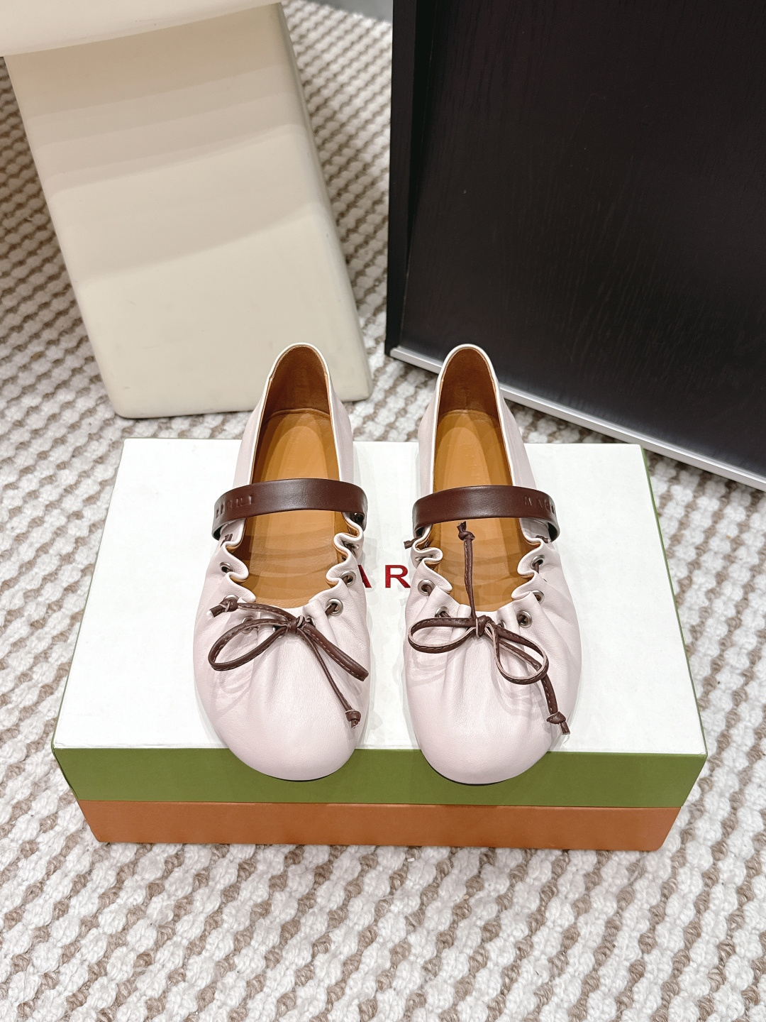 NO:680871,Purchasing-grade MARNI 2026 spring and summer new model, bow, flat ballet shoes, calfskin upper + sheepskin lining, soft and comfortable, suitable for long-term wear. Round toe pleated design + brown bow, sweet and minimalist, shoe strap details are very recognizable. Rich color matching styles, can be easily matched with skirts and jeans for daily commuting or leisure, elegant and casual. Light sole, very suitable for spring and summer, must-have balletcore style Size Size  35-39 (40 made to order, non-refundable), ballet shoes, marni, skirts, jeans, cowhide, sheepskin19860909代购级 MARNI 2026春夏新款 蝴蝶结 平底 芭蕾舞鞋 小牛皮鞋面+羊皮内里,柔软舒适,适合长时间穿着.圆头褶皱设计+棕色蝴蝶结,甜美又极简,鞋口绑带细节超有辨识度. 拼色款式丰富,日常通勤或休闲都能轻松搭配裙装、牛仔裤,优雅随性.鞋底轻便,春夏穿超合适,Balletcore风格必备 Size 35-39（40订做不退换）,芭蕾舞鞋,marni,skirts,jeans,cowhide,sheepskin,Women's Shoes
