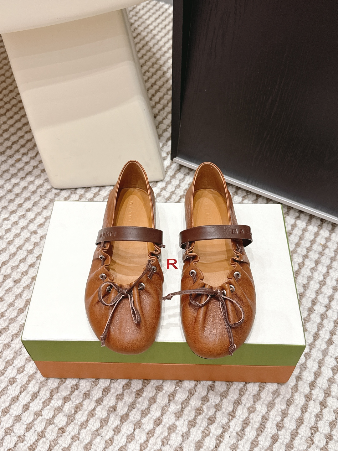 NO:680874,MARNI  2026 spring and summer new ballet shoes, calfskin upper + sheepskin lining, soft and comfortable, suitable for long-term wear. Round toe pleated design + brown bow, sweet and minimalist, shoe strap details are very recognizable. Rich color matching styles, can be easily matched with skirts and jeans for daily commuting or leisure, elegant and casual. Light sole, very suitable for spring and summer, Balletcore style must-have, ballet shoes, marni, skirts, jeans, cowhide, sheepskin19860909MARNI 2026春夏新款芭蕾舞鞋,小牛皮鞋面+羊皮内里,柔软舒适,适合长时间穿着.圆头褶皱设计+棕色蝴蝶结,甜美又极简,鞋口绑带细节超有辨识度.拼色款式丰富,日常通勤或休闲都能轻松搭配裙装、牛仔裤,优雅随性.鞋底轻便,春夏穿超合适,Balletcore风格必备,芭蕾舞鞋,marni,skirts,jeans,cowhide,sheepskin,Women's Shoes