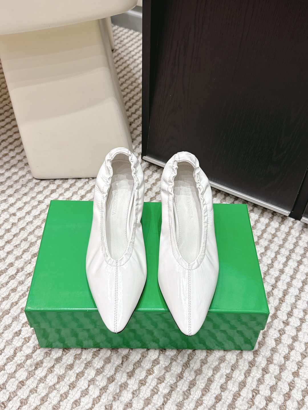 NO:680865,Purchasing agent Bottega Veneta Sofia Pump series high heels and shoes are made of soft lambskin, which has a delicate touch and is super comfortable to wear!  The pointed toe design elongates the leg line, and the pleated elastic collar fits the ankle, making it easy and elegant to put on and take off. The 4cm heel + non-slip rubber sole can be easily used for daily commuting or formal occasions. The chicken yellow color is fresh and bright, which is a plus point for spring and summer wear. It can enhance the sense of style whether it is a skirt or trousers. It is a practical, fashionable and versatile item!  Size 35-39 (40.41.42 custom-made, non-refundable), single shoes, bottega veneta, high heels, skirts, sheepskin19860909代购级 Bottega Veneta Sofia Pump系列 高跟鞋 单鞋 选用柔软小羊皮,触感细腻,穿着超舒适！尖头设计拉长腿部线条,褶皱松紧鞋口贴合脚踝,穿脱方便又优雅. 4cm鞋跟+防滑橡胶底,日常通勤或正式场合都能轻松驾驭.小鸡黄配色清新明亮,春夏穿搭超加分,无论裙装还是裤装都能提升造型感,是实用又时髦的百搭单品！ Size 35-39（40.41.42订做不退换）,单鞋,bottega veneta,high heels,skirts,sheepskin,Women's Shoes