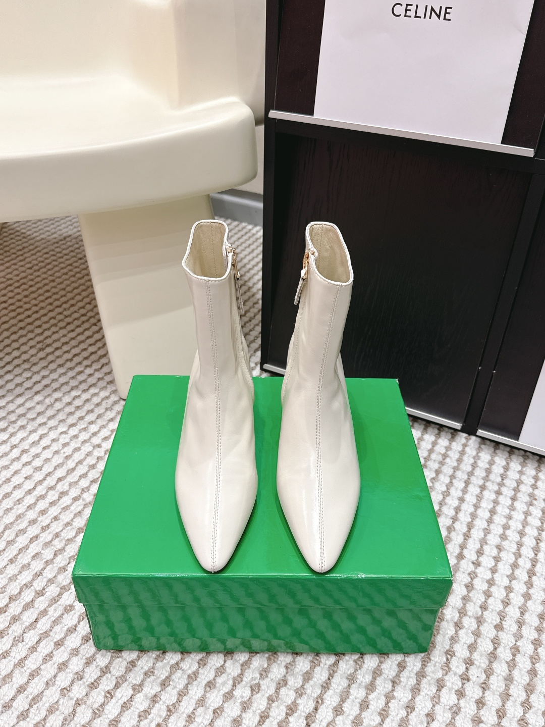 NO:680854,Purchasing agent Bottega Veneta 2025 new autumn and winter new style, pointed toe, stiletto heel, short boots. Bottega Veneta short boots are made of imported calfskin, with water-dyed cowhide inside, with a delicate and durable texture. Pointed toe design + flat bottom/mid heel, comfortable and fashionable, available in black, burgundy, and off-white, versatile and easy to wear, whether jeans or skirts, super elegant in autumn and winter, flattering leg shape, perfect for commuting and leisure!  Heel height 7cm Size 35-39 (40.41.42 custom-made, non-returnable), boots, bottega veneta, boots, skirts, jeans, cowhide19860909代购级 Bottega Veneta 2025秋冬新款 尖头 细跟 短靴 Bottega Veneta短靴,采用进口小牛皮,内里水染牛皮,质感细腻耐用.尖头设计+平底/中跟,舒适又时髦,黑色、酒红、米白多色可选,百搭不挑人 无论牛仔裤还是裙装都能轻松驾驭,秋冬穿超有气质,修饰腿型,通勤休闲都很适合！ 跟高7cm Size 35-39（40.41.42订做不退换）,靴子,bottega veneta,boots,skirts,jeans,cowhide,Women's Shoes