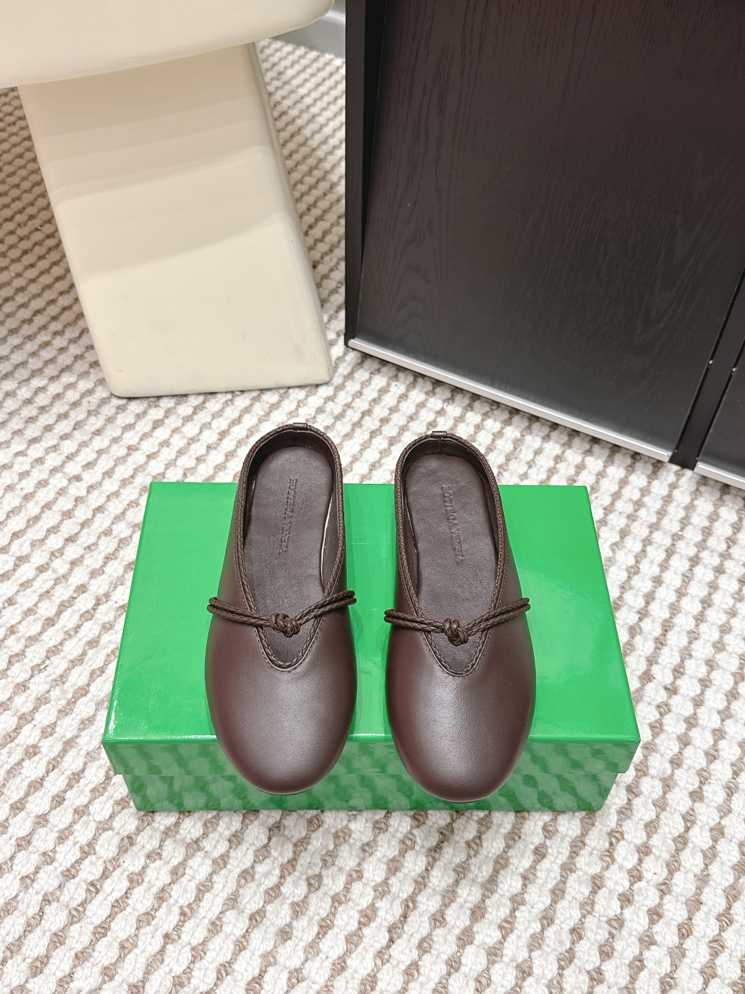 NO:680845,Purchasing-grade BV Rosa 26s early spring new style, toe-toe, ballet slippers, half-slippers. BV Rosa ballet slippers are made of soft lambskin, with a delicate touch, and the upper knot design is super detailed. The round toe is shallow and the feet are small, and the red lining is low-key and high-end. The rubber-injected leather outsole is light and durable, and it is OK for daily commuting or long walks!  Multiple colors available, milk white, deep red, chocolate brown, versatile and easy to match, handmade in Italy, comfortable and fashionable, it is a classic and popular BV style!  Size 35-39 (40.41.42 custom-made, non-refundable), semi-trailer, bottega veneta, slippers, sheepskin19860909代购级 BV Rosa 26s早春新款 包头 芭蕾舞鞋 半拖鞋 BV Rosa芭蕾舞鞋采用柔软小羊皮,触感细腻,鞋面绳结设计超有细节感.圆头浅口显脚小,红色内衬低调又高级. 注胶皮革外底,轻便耐穿,日常通勤或长时间走路都很OK！多色可选,奶白、深红、巧克力棕,百搭不挑人,意大利手工制作,舒适又时髦,是BV经典热门款！ Size 35-39（40.41.42订做不退换）,半拖,bottega veneta,slippers,sheepskin,Women's Shoes