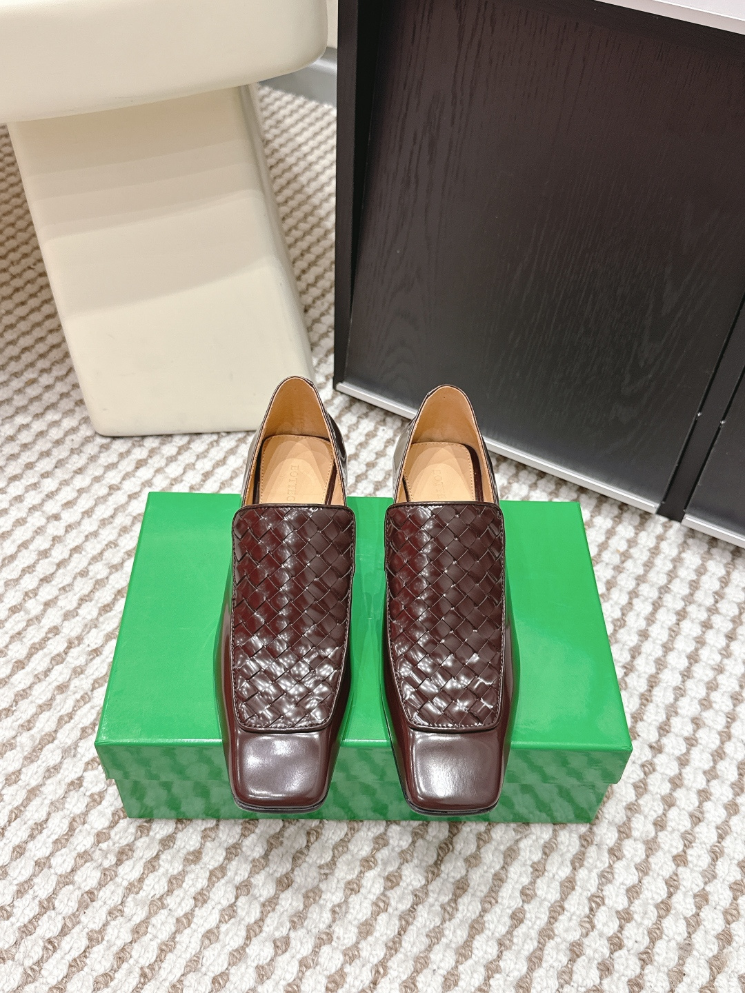 NO:680833,Purchasing agent Bottega Veneta 26s early spring new square-toe shoes. These BV black square-toe shoes are made of glossy cowhide, simple and elegant, and the square-toe design is retro and fashionable. The soles are comfortable and the heel height is about 4cm, which is suitable for commuting and dating. It is low-key and luxurious, without logo but highly recognizable. It can be easily paired with a skirt or jeans to create a high-end look. It is a must-have classic item for fashion lovers!  Size 35-39 (40.41.42 custom-made, non-refundable), loafers, bottega veneta, bottega veneta, loafers, skirts, jeans, cowhide19860909代购级 Bottega Veneta 26s 早春新款 方头鞋 单鞋 这款BV黑色方头鞋采用亮面牛皮,简约大气,方头设计复古又时髦. 鞋底舒适,跟高约4cm,通勤约会都很适合.低调奢华,无logo却辨识度超高,搭配裙装或牛仔裤都能轻松打造高级感穿搭,是时尚爱好者必入的经典单品！ Size 35-39（40.41.42订做不退换）,乐福鞋,bottega veneta,bottega veneta,loafers,skirts,jeans,cowhide,Women's Shoes