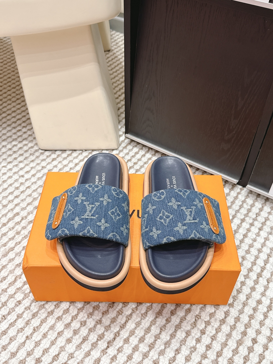 NO:680830,Purchasing agent Louis Vuitton 26s early spring Takashi Murakami cherry slippers for women. Isola slippers co-branded by LV and Takashi Murakami, white Monogram canvas + red cherry pattern, full of artistic sense!  The rubber soles are lightweight and comfortable, making them easy to wear in daily life or on vacation. Murakami's pop style makes these slippers a popular fashion collection. They are highly recognizable and look great with casual clothes!  Size 35-39 (40.41 custom-made, non-refundable), slippers, louis vuitton, louis vuitton, slippers19860909代购级 Louis Vuitton 26s早春 村上隆樱桃拖鞋女款 LV与村上隆联名的Isola拖鞋,白色Monogram帆布+红色樱桃图案,艺术感满满！橡胶鞋底轻便舒适,日常或度假都能轻松驾驭 村上隆的波普风格让这双拖鞋成为时尚收藏热门,辨识度超高,搭配休闲服饰超有范儿！ Size 35-39（40.41订做不退换）,拖鞋,louis vuitton,louis vuitton,slippers,Women's Shoes