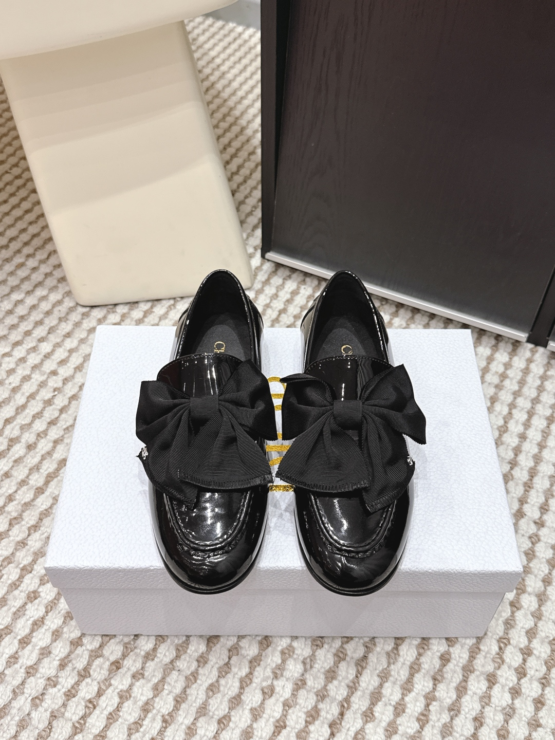 NO:695067,Dior Dior 2026ss early spring new style bow loafers single shoes. A beautiful shoe that has been cultivated by major celebrities and Internet celebrities. The top version of the matching item is an effortless fashionable outfit. The on-foot temperament is casual, commuter office workers, fashionable street, casual and casual dating. The front is decorated with the golden Christian Dior PARIS logo. Integrated with Dior's extraordinary exquisite craftsmanship, it reinterprets the classic design. Full of details... The quality is completely consistent with the counter. Size  35-39 (40.41 customization is non-refundable), single shoes, dior, dior, loafers19860909Dior迪奥 2026ss早春新款 蝴蝶结乐福鞋 单鞋 各大明星网红纷纷种草的一款美鞋、顶版搭配单品里就是毫不费力的时髦穿搭. 上脚气质 随性 通勤上班族 时髦街头.约会随意休闲. 正面饰以金色Christian Dior PARIS标志. 再融入 Dior 非凡的精湛工艺. 重新诠释经典设计.细节满满…品质完全与专柜一致. Size 35-39（40.41定制不退换）,单鞋,dior,dior,loafers,Women's Shoes