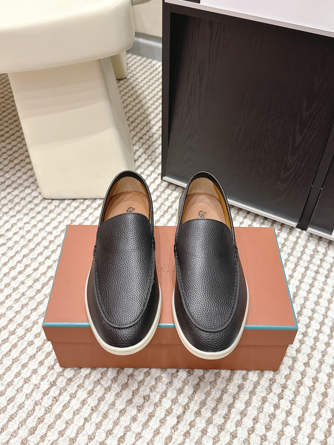 NO:692706,Purchasing agent level Loro Piana’s top upgraded version of old-money style loafers/muller slippers is now available. This year’s Lp has a new color, the color is very stunning, suitable for summer and very versatile at the same time. Summer Charms by Loro Piana may seem ordinary, but in fact, you will love it once you wear it. It is comfortable, light, breathable and easy to care for. It can satisfy all your demands for midsummer shoes. It is Summer Charms Walk!  Size39-44 (45 orders are not returnable), loafers, loro piana, loro piana, loafers19860909代购级  诺悠翩雅 老钱风乐福鞋/穆勒拖顶级升级版全系列上新啦.今年的Lp再出新色,颜色非常的惊艳,适合夏天的同时又非常百搭显白 Loro Piana之Summer Charms看似平淡无奇,实则一穿倾心,舒适 轻便 透气 易打理,你对盛夏鞋履的一切诉求,它都可以满足你,它就是Summer Charms Walk！ Size39-44（45订做不退换）,乐福鞋,loro piana,loro piana,loafers,Women's Shoes