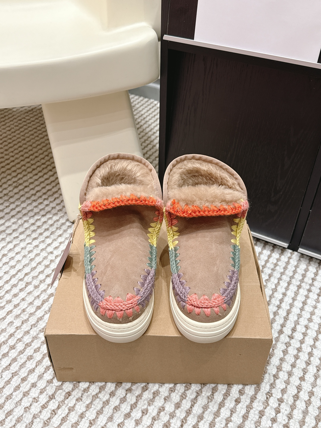 NO:693387,Purchasing agent grade mou fw25 new arrival~ mou2025 new autumn and winter snow boots, suede upper, heavy industry ethnic style hand-made edges!  The interior is made of fur, which is both functional and matching style!  Original soft rubber sole Size#35-41 (40 41 customized, non-returnable), snow boots, boots, chamois leather19860909代购级 mou fw25 new arrival～ mou2025秋冬新品雪地靴 麂皮鞋面,重工民族风手工衍边！ 皮毛一体材质内里,功能性与配搭格调兼备！原版软胶底 Size#35-41（40 41 订做不退换）,雪地靴,boots,chamois leather,Women's Shoes