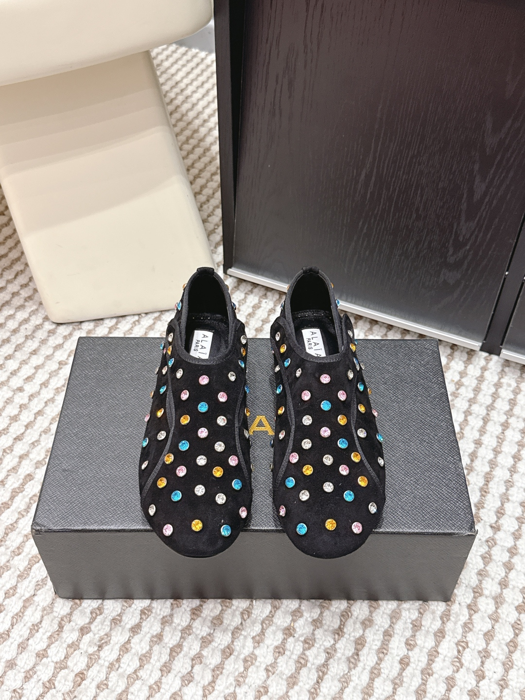 NO:693384,Purchasing agent level ALAA 2026s new early spring flat-soled diamond-encrusted ballet shoes ALAA 2026 new ballet shoes are made of imported sheepskin, soft and comfortable, and the flat-soled design is super friendly for daily wear. The upper is decorated with colorful crystals, blingbling is super eye-catching, and the heart-shaped hollow details are super recognizable, elegant and playful!  Whether paired with a skirt or jeans, you can easily create a sweet retro style, fashionable and practical ~ Size 35-39 (40.41.42 custom-made, non-returnable), single shoes, skirts, jeans, sheepskin19860909代购级 ALAA 2026s 早春新品 平底 镶钻 芭蕾舞鞋 ALAA 2026年新款芭蕾舞鞋,选用进口羊皮,柔软舒适,平底设计日常穿超友好.鞋面点缀多彩水晶,blingbling超吸睛 心形镂空细节超有辨识度,优雅又俏皮！无论搭裙装还是牛仔裤,轻松打造甜美复古风,时髦又实用～ Size 35-39（40.41.42订做不退换）,单鞋,skirts,jeans,sheepskin,Women's Shoes