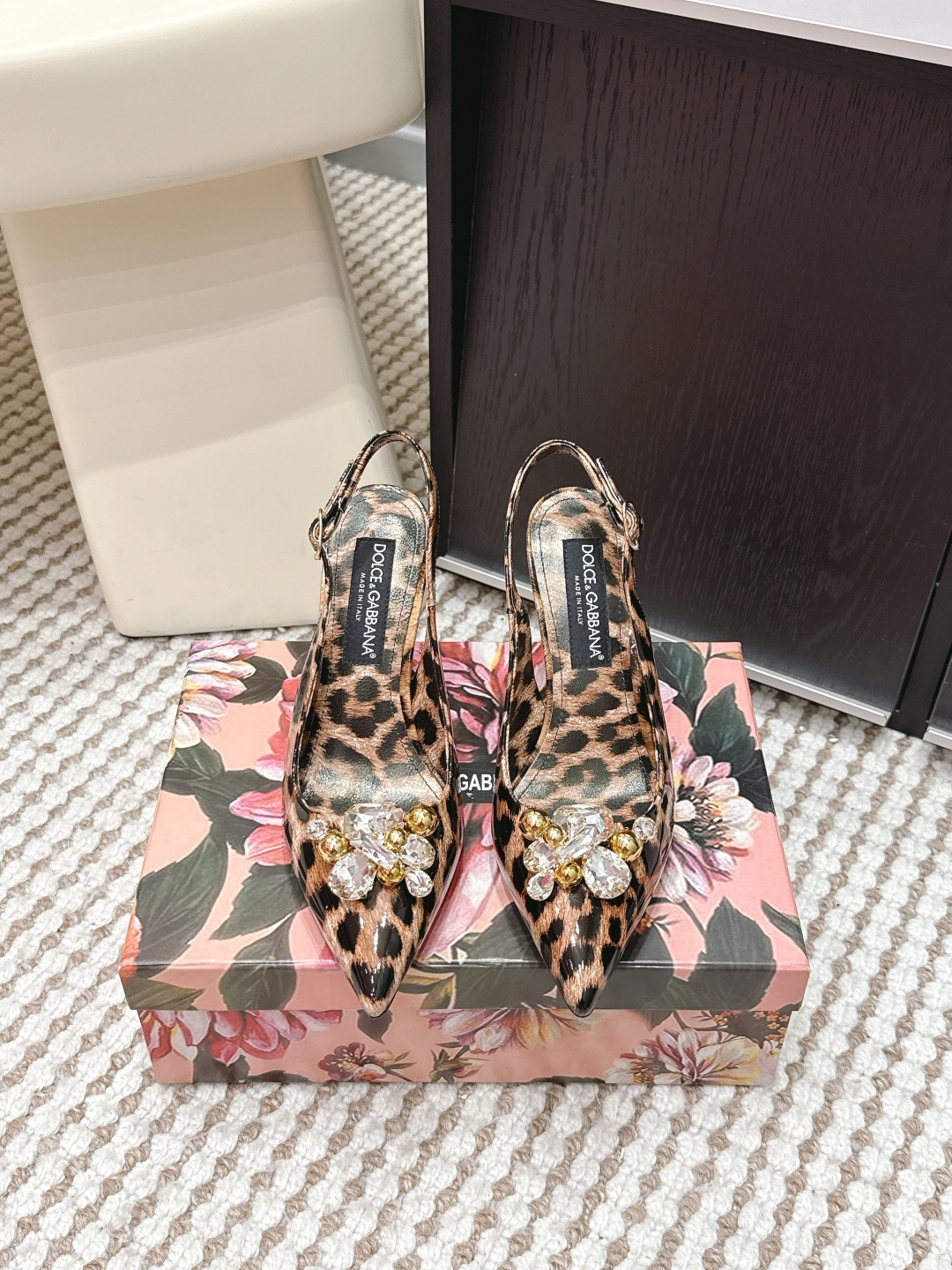 NO:693379,Purchasing agent level DOLCE&GABBANA 26s new high-heeled sandals. Dolce & Gabbana's patent leather high heels, with pointed toe design and metal stiletto heel, about 9.5cm, are elegant and show long legs. The upper is decorated with golden flowers and crystals, which is full of luxury and has more comfortable laces at the back. It can be easily controlled whether it is a dress, a new Chinese style or an everyday skirt. It is very suitable for wedding shoes, parties and formal occasions, and it directly enhances your temperament!  Heel height 9.5cm 6.5cm Size 35-39 (customized at 34.40.41.42), high heels and sandals, Dolce&Gabbana, Dolce&Gabbana, sandals, high heels, skirts19860909代购级 DOLCE&GABBANA杜嘉班纳 26s新品 高跟凉鞋 杜嘉班纳这款漆皮高跟鞋,尖头设计+金属细跟,约9.5cm,优雅又显腿长 鞋面金色花朵+水晶装饰,奢华感满满,后空系带更舒适.无论礼服、新中式还是日常裙装都能轻松驾驭,婚鞋、派对、正式场合都超适合,气质直接拉满！ 跟高9.5cm 6.5cm Size 35-39（34.40.41.42订做）,高跟鞋凉鞋,Dolce&Gabbana,Dolce&Gabbana,sandals,high heels,skirts,Women's Shoes