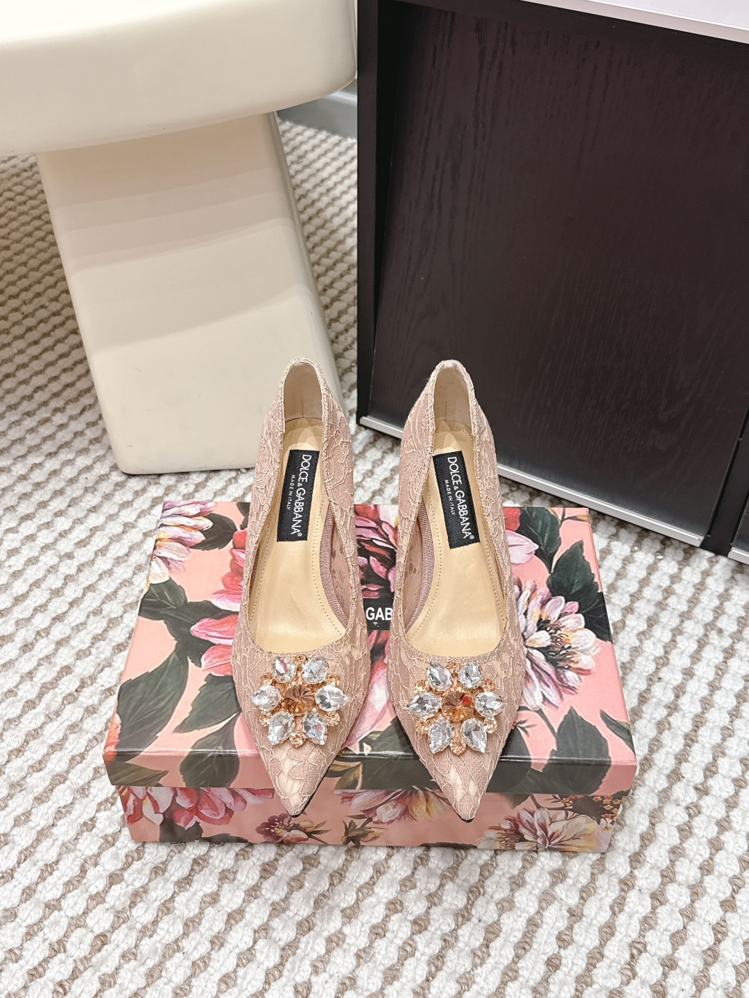 NO:693779,Purchasing agent Dolce&Gabbana 26s lace, rhinestones, high heels, single shoes, Taormina lace + pointed stiletto heels, elegant and exquisite. Waterfall rhinestones on the toe, giving a sense of sparkle when walking, perfect for dinners, weddings and other formal occasions!  It lengthens the leg lines and gives you perfect temperament. The lace is soft and comfortable, and the rhinestones embellish it for a luxurious feel. It is a practical and eye-catching fashion item!  Heel height 6.5cm Size 35-39 (customized at 34.40.41.42), high heels, single shoes, Dolce&Gabbana, Dolce&Gabbana, high heels19860909代购级 Dolce&Gabbana杜嘉班26s 蕾丝 水钻 高跟鞋 单鞋 陶尔米纳蕾丝+尖头细跟,优雅精致.鞋头瀑布式水钻,走路自带闪耀感,超适合晚宴、婚礼等正式场合！ 拉长腿部线条,气质满分.蕾丝柔软舒适,水钻点缀奢华感,是实用又吸睛的时尚单品！ 跟高6.5cm Size 35-39（34.40.41.42订做）,高跟鞋单鞋,Dolce&Gabbana,Dolce&Gabbana,high heels,Women's Shoes