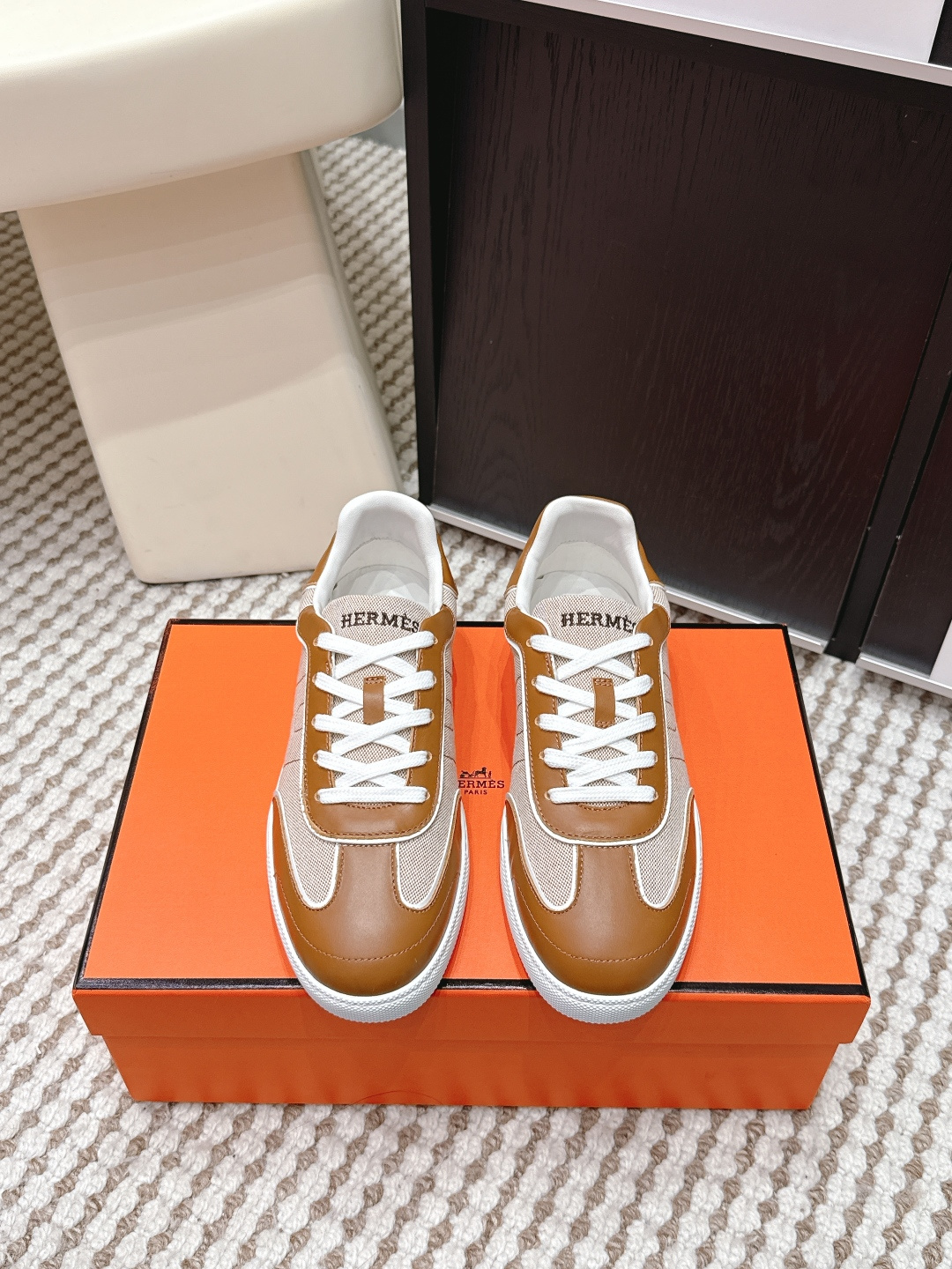 NO:693775,Purchasing agent level Hermès Bouncing 26s new casual moral training shoes Hermès Bouncing series moral training shoes are made of first-layer calfskin, with soft and delicate uppers, and classic rubber tendon soles, which are light, wear-resistant and comfortable to wear  The white simple design + low-top shape is suitable for versatile jeans and skirts, and can be easily used for commuting and leisure. The latex insole in the shoe and arch support make you not tired after walking for a long time~ It has both retro and modern feel, and is the perfect combination of fashion and practicality!  Size 35-44 (45.46 customized, non-returnable), casual shoes/sports shoes, hermes, hermes, sneakers, skirts, jeans, cowhide19860909代购级 Hermès爱马仕Bouncing 26s新品 休闲 德训鞋 爱马仕Bouncing系列德训鞋,采用头层小牛皮,鞋面柔软细腻,搭配经典橡胶牛筋底,轻便耐磨,穿着舒适 白色简约设计+低帮造型,百搭牛仔裤、裙装都OK,通勤休闲都能轻松驾驭.鞋内乳胶鞋垫,足弓支撑,长时间走路也不累～复古与现代感兼具,是时尚与实用的完美结合！ Size 35-44（45.46订做不退换）,休闲鞋/运动鞋,hermes,hermes,sneakers,skirts,jeans,cowhide,Women's Shoes