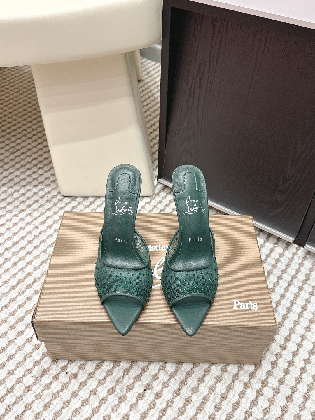 NO:693771,Purchasing agent Christian Louboutin 26s new product mesh rhinestone high-heeled slippers Christian Louboutin Follies Strass series high heels, mesh + rhinestone design, elegant and luxurious!  The pointed toe stiletto heel, about 10cm high, flatters the leg shape and shows off your temperament. The iconic red bottom has perfect brand recognition. The mesh is light and breathable, and the rhinestones blingbling under the light are super eye-catching. Whether it is a wedding, banquet or daily commuting, it can be easily controlled, comfortable and fashionable. It is a must-have classic item for fashionable girls!  Heel height 10cm, Size 35-39 (40.41.42 custom-made, non-refundable), high heels and slippers, high heels, slippers19860909代购级 Christian Louboutin 26s新品 网纱水钻高跟拖鞋 Christian Louboutin Follies Strass系列高跟鞋,网纱+水钻设计,优雅又奢华！尖头细跟,跟高约10cm,修饰腿型超显气质 标志性红底,品牌辨识度满分,网纱轻盈透气,水钻在灯光下blingbling超吸睛.无论婚礼、宴会还是日常通勤,都能轻松驾驭,舒适又时髦,是时尚女孩必入的经典单品！ 跟高10cm Size 35-39（40.41.42订做不退换）,高跟鞋拖鞋,high heels,slippers,Women's Shoes