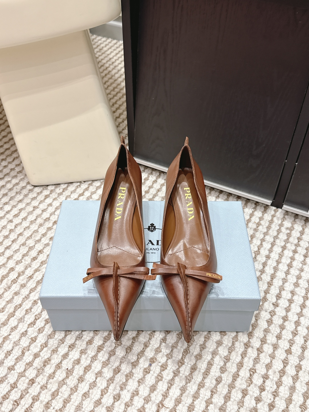 NO:693799,Purchasing agent Prada 26FW bow pointed toe distressed shoes Prada 26FW show bow distressed shoes, black leather + distressed edges, full of retro feel!  Pointed toe design + bow metal decoration, ultra-exquisite details, full of brand recognition. Kitten heels, comfortable and elegant, can be easily used for commuting or formal occasions. Made in Italy, exquisite craftsmanship, low-key luxury, fashionable must-have!  Heel height 5.5cm, Size 35-39 (34.40.41.42, custom-made, non-refundable), semi-high heels, prada, prada, high heels19860909代购级 Prada普拉达 26FW 蝴蝶结 尖头 做旧单鞋 Prada 26FW秀款蝴蝶结做旧单鞋,黑色皮革+做旧边缘,复古感满满！尖头设计+蝴蝶结金属装饰,细节超精致,品牌辨识度拉满 小猫跟,舒适又优雅,通勤或正式场合都能轻松驾驭.意大利制造,工艺精湛,低调奢华,时髦精必入！ 跟高5.5cm Size 35-39（34.40.41.42订做不退换）,半拖高跟鞋,prada,prada,high heels,Women's Shoes